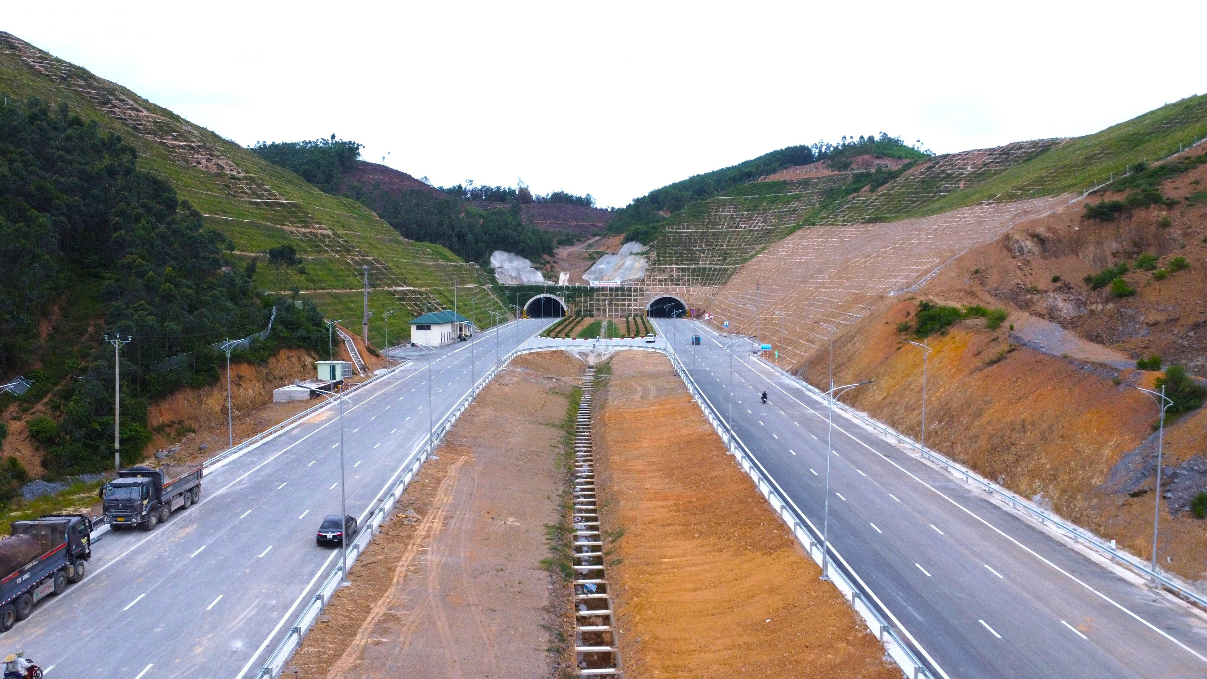 Cận cảnh tuyến đường bộ cao tốc đầu tiên ở Nghệ An trước ngày thông xe - 11