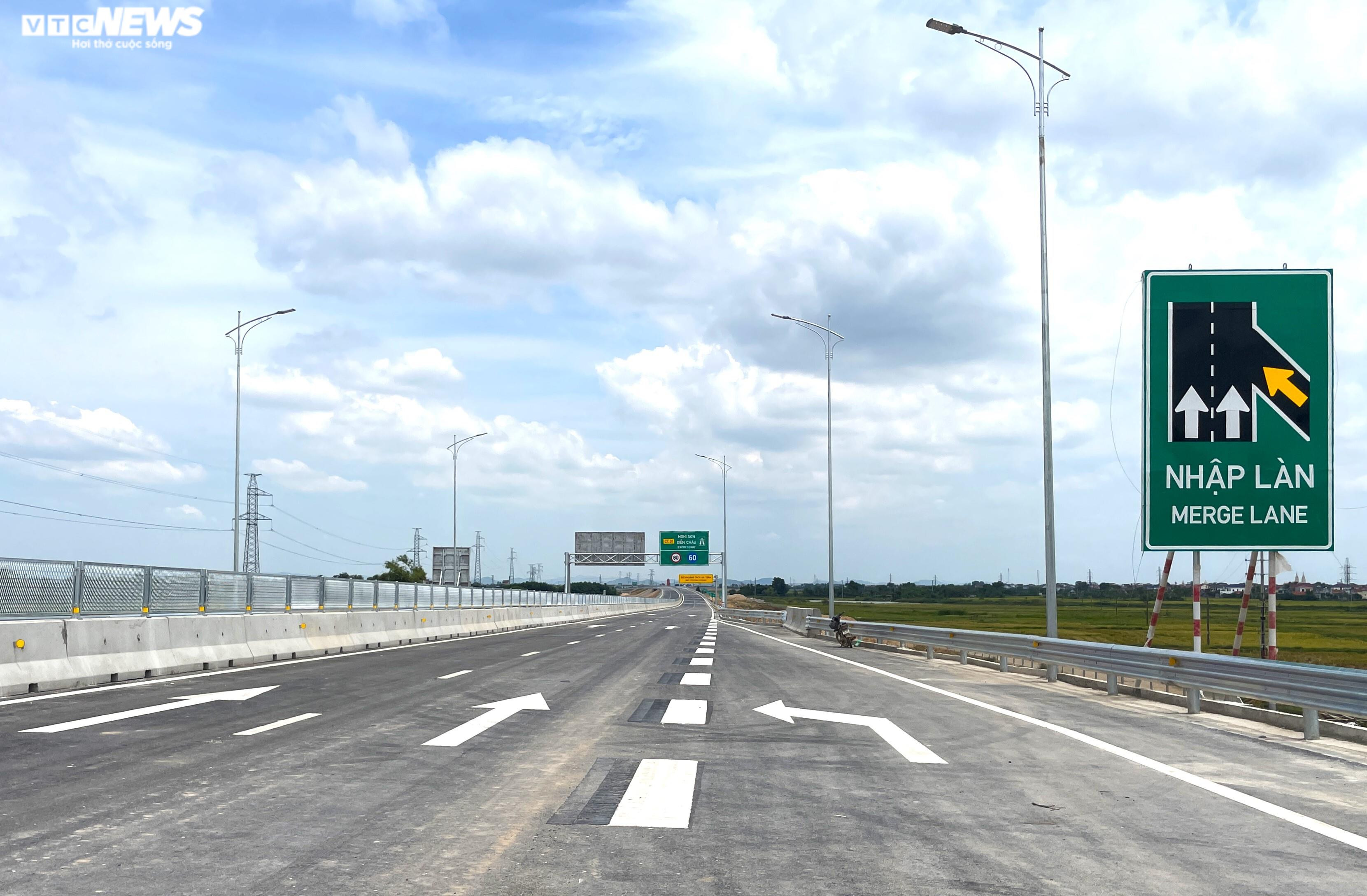 Cận cảnh tuyến đường bộ cao tốc đầu tiên ở Nghệ An trước ngày thông xe - 8