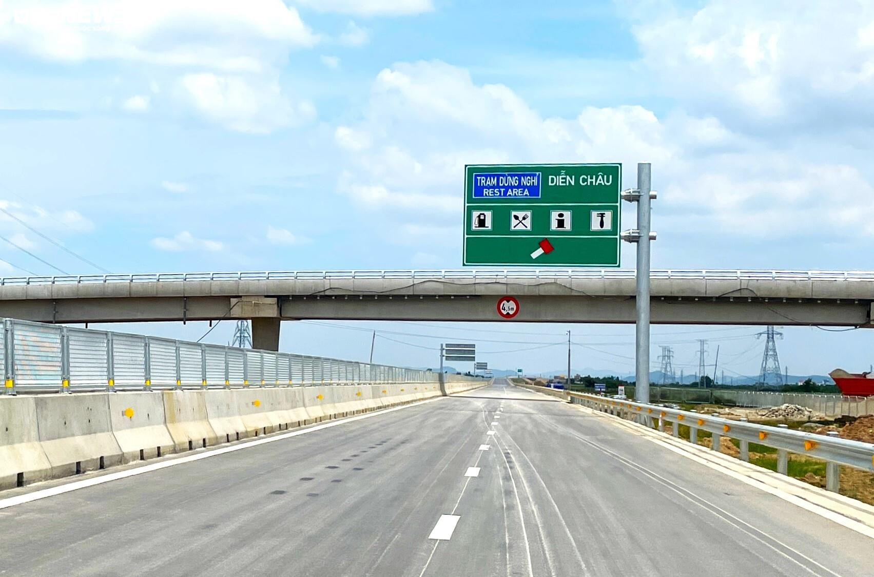 Cận cảnh tuyến đường bộ cao tốc đầu tiên ở Nghệ An trước ngày thông xe - 16