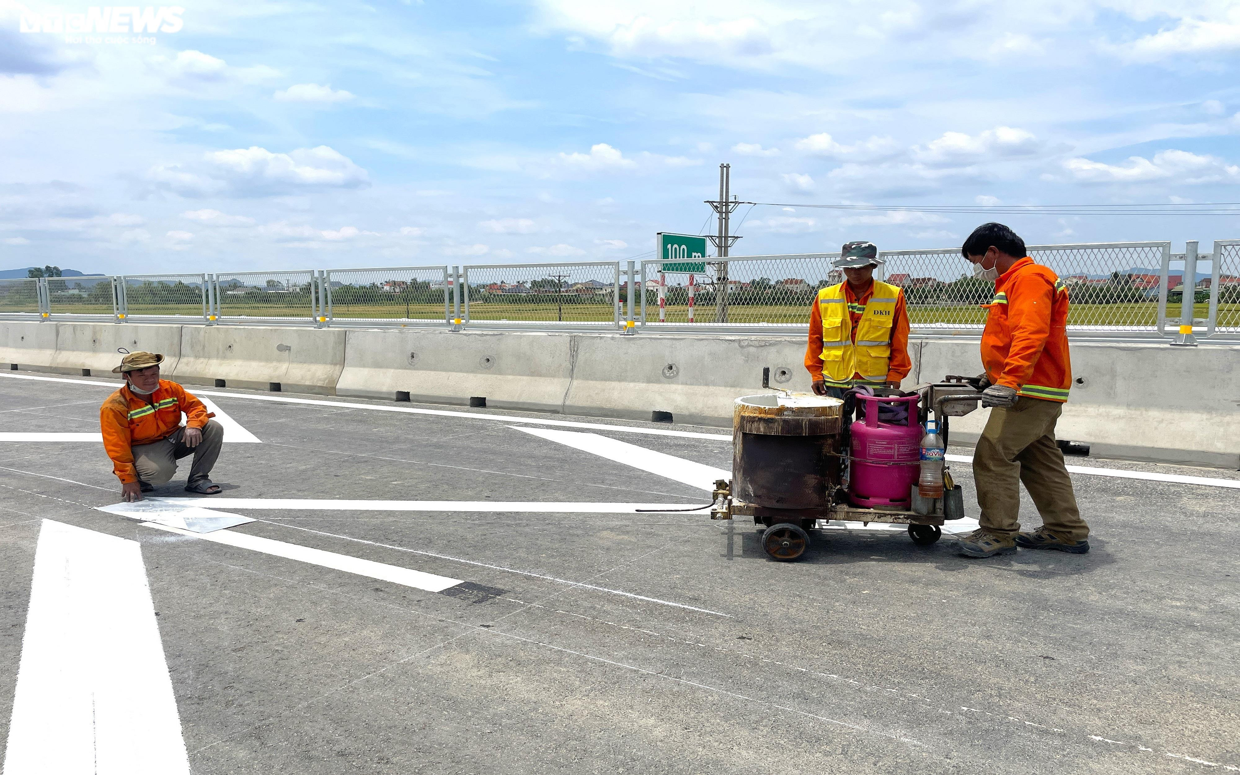 Cận cảnh tuyến đường bộ cao tốc đầu tiên ở Nghệ An trước ngày thông xe - 10