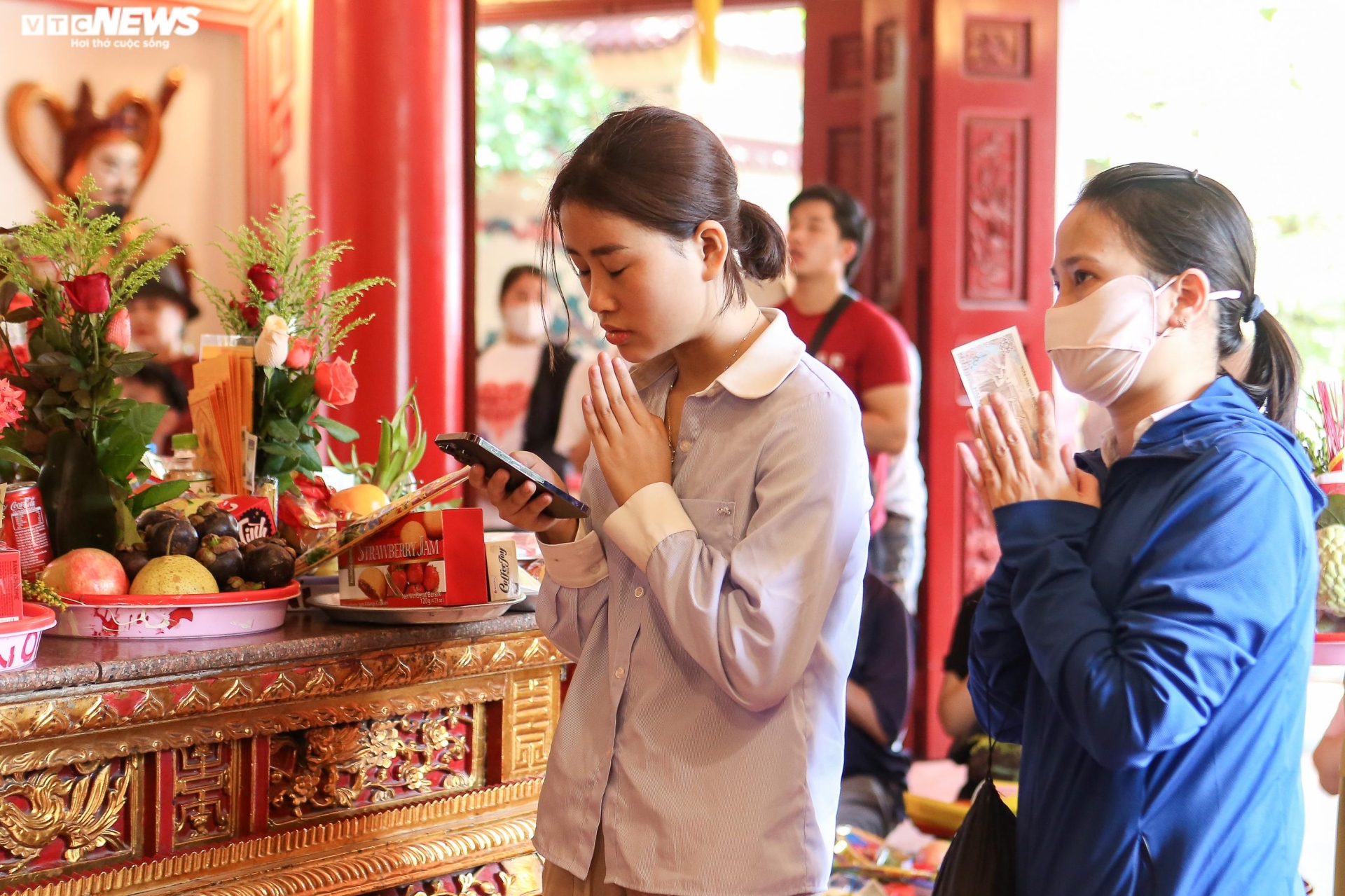 Phủ Tây Hồ vắng vẻ lạ thường trong ngày Rằm tháng 7 - 16