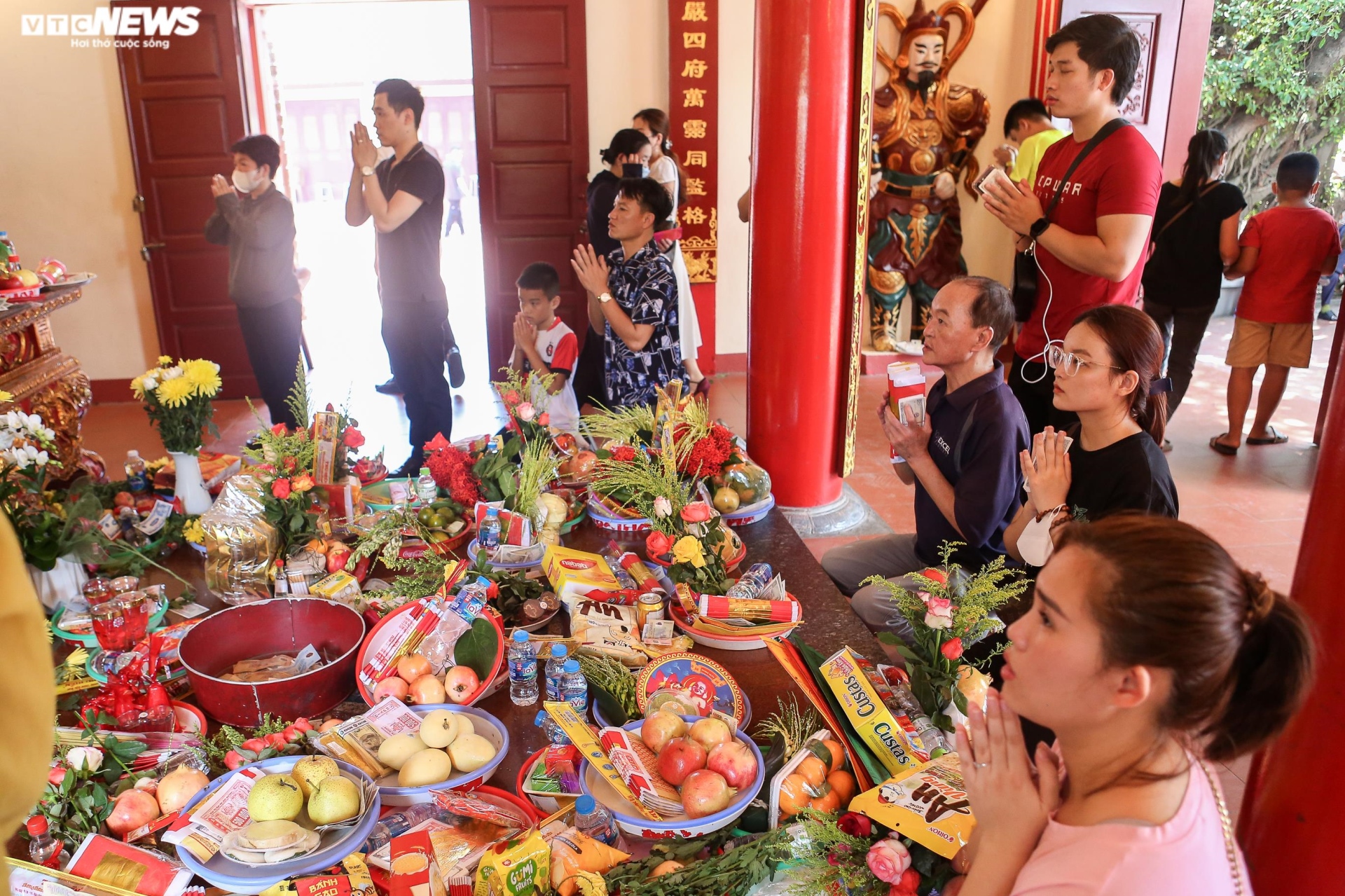 Phủ Tây Hồ vắng vẻ lạ thường trong ngày Rằm tháng 7 - 14
