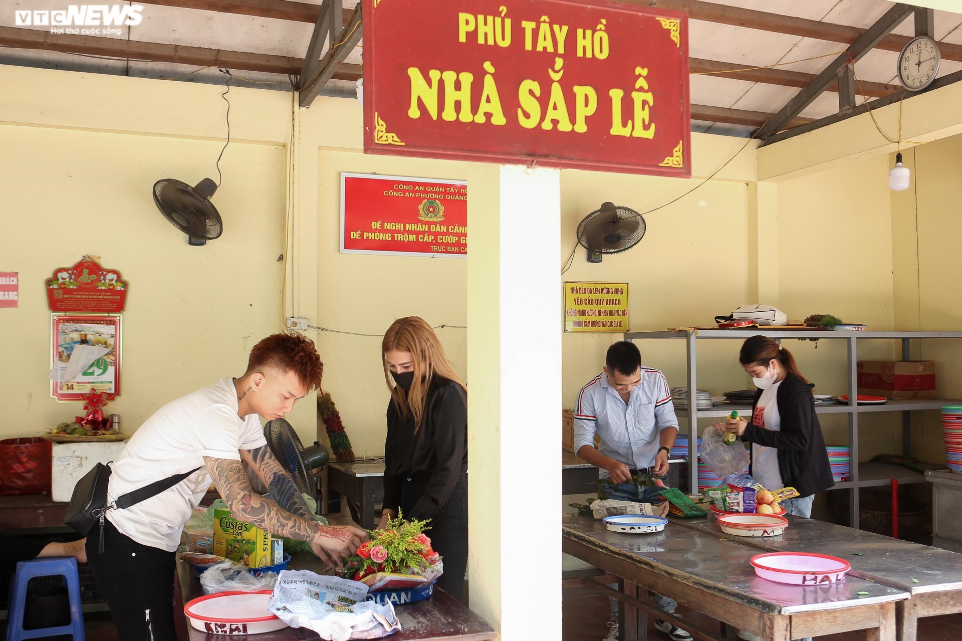 Phủ Tây Hồ vắng vẻ lạ thường trong ngày Rằm tháng 7 - 3