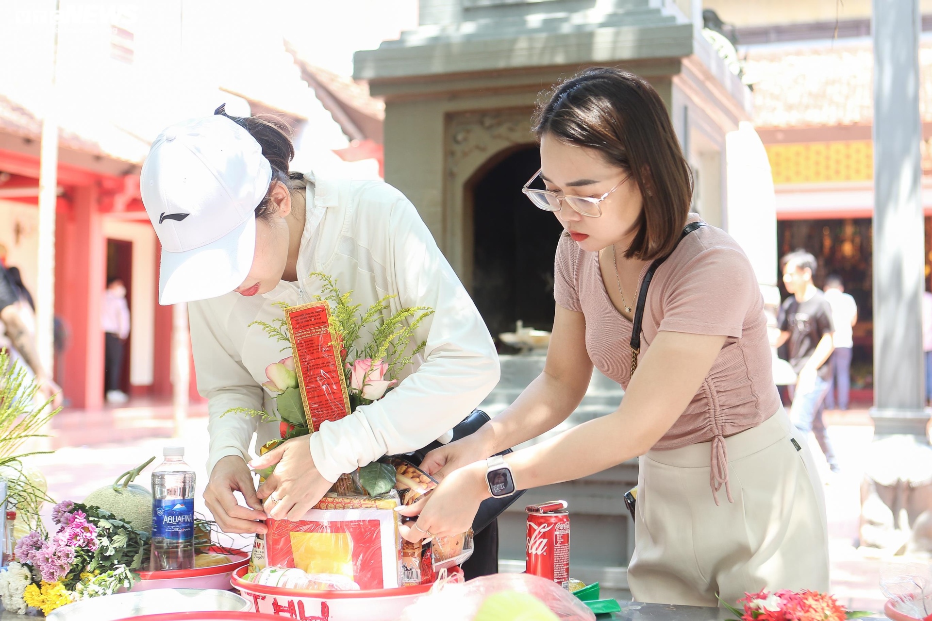 Phủ Tây Hồ vắng vẻ lạ thường trong ngày Rằm tháng 7 - 5