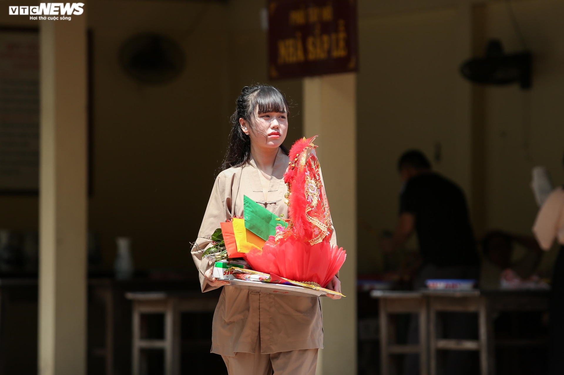 Phủ Tây Hồ vắng vẻ lạ thường trong ngày Rằm tháng 7 - 13