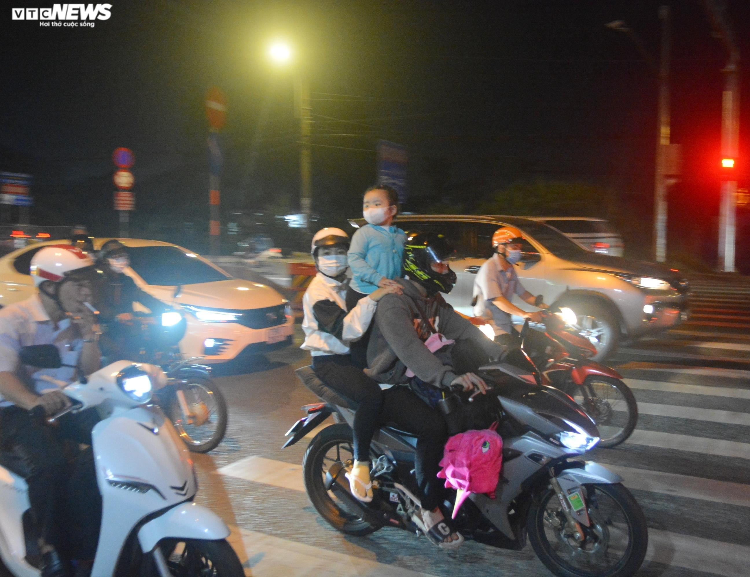 Tránh tắc đường, người dân miền Tây ùn ùn đổ về quê khi tối muộn - 9