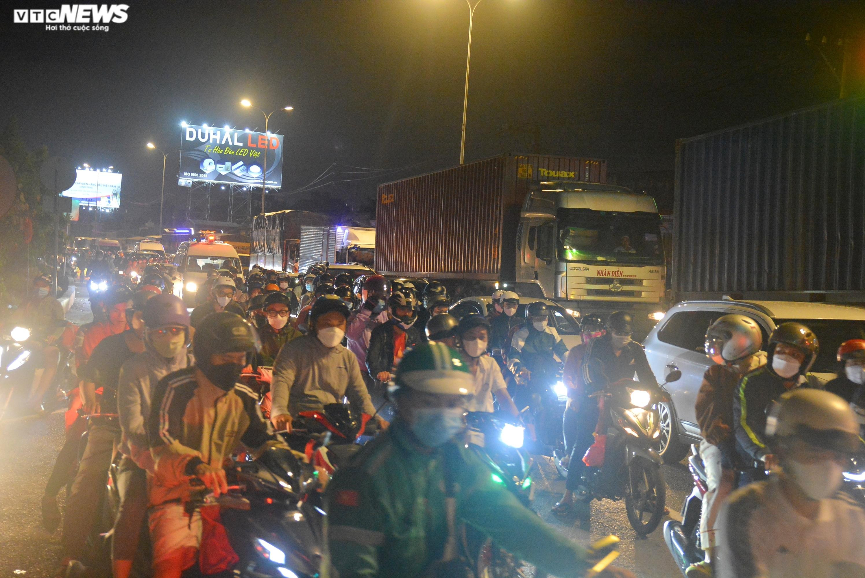 Tránh tắc đường, người dân miền Tây ùn ùn đổ về quê khi tối muộn - 10