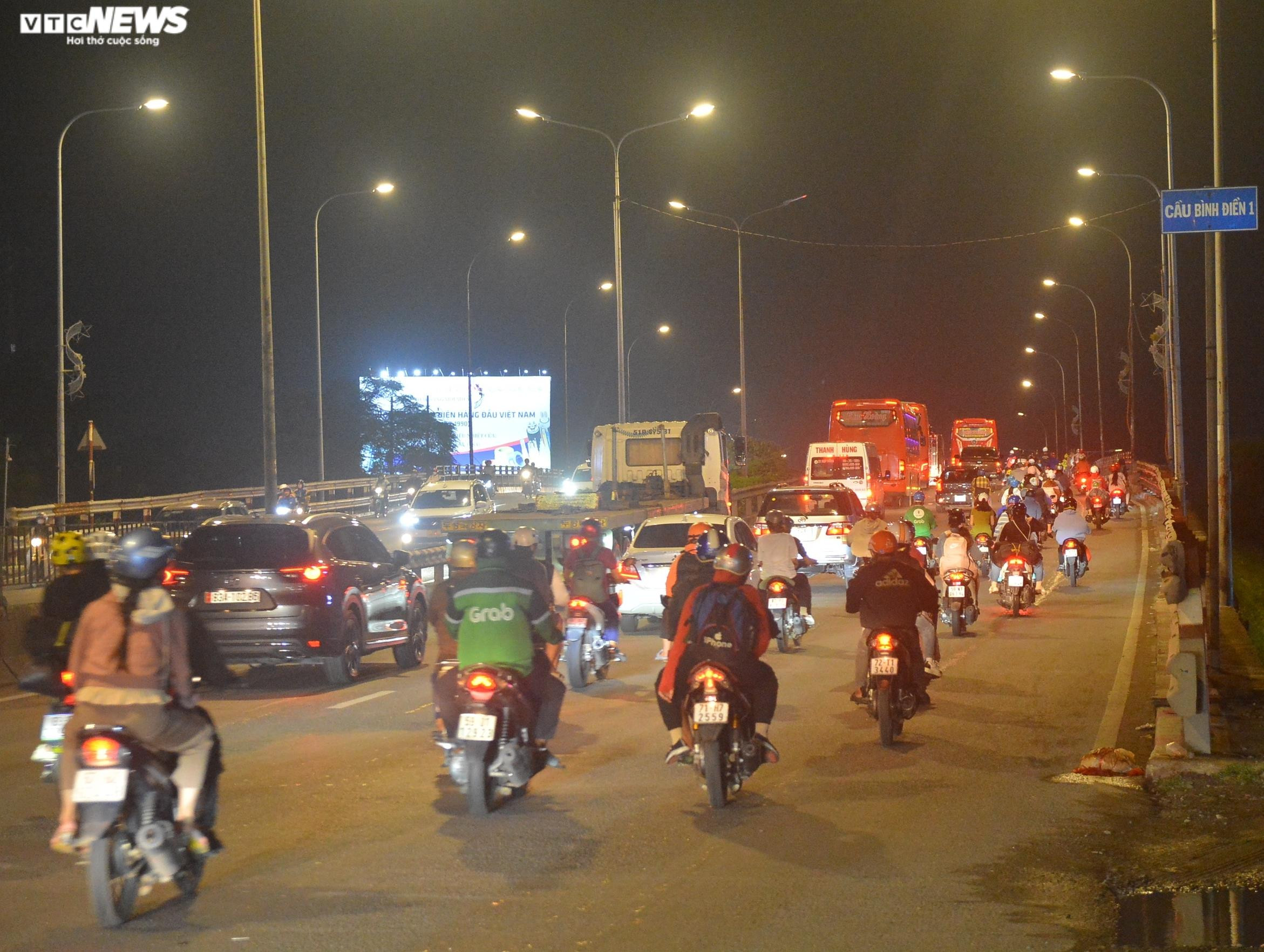 Tránh tắc đường, người dân miền Tây ùn ùn đổ về quê khi tối muộn - 11