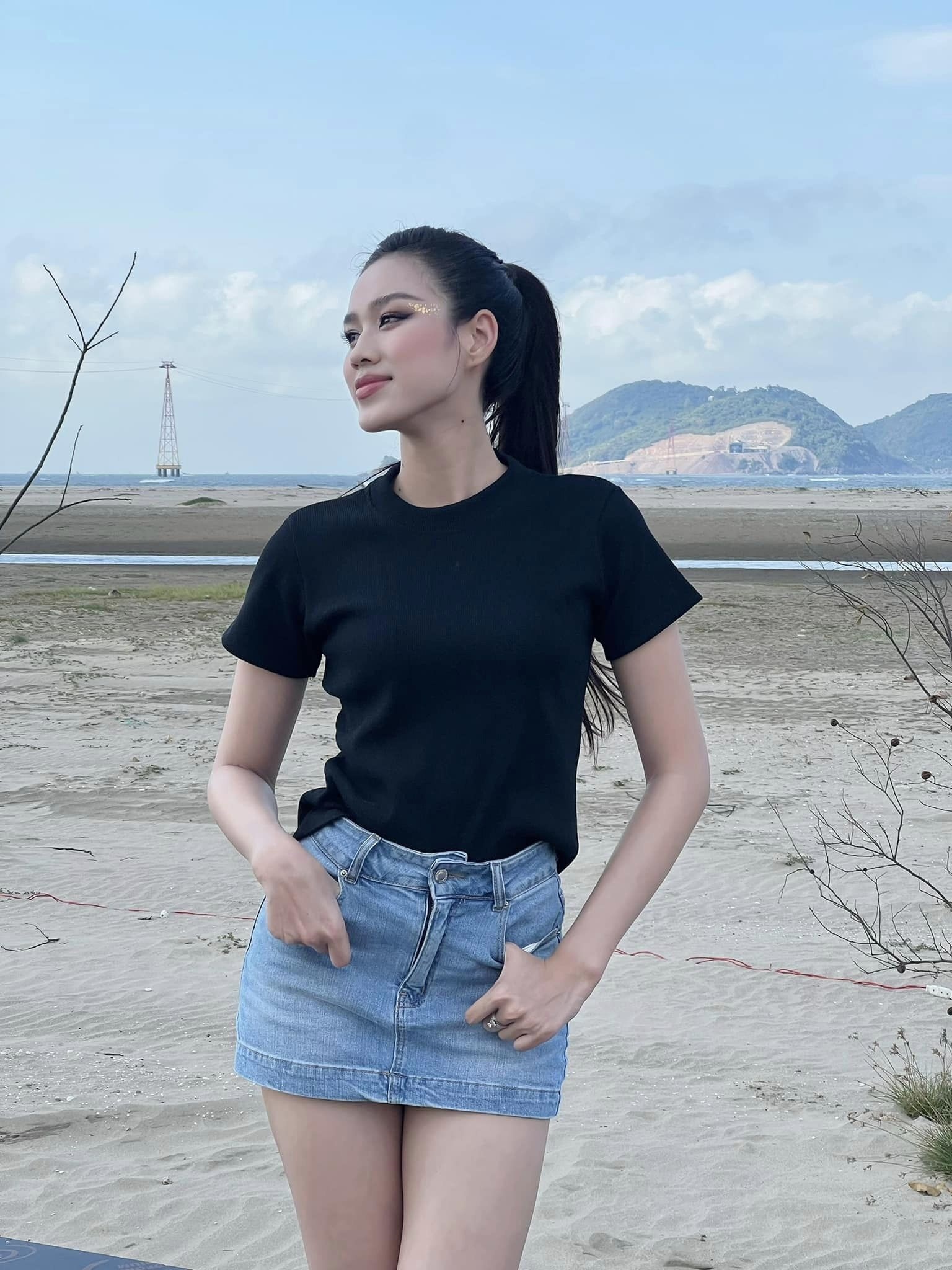 Hoa hậu Đỗ Thị Hà chuộng váy siêu ngắn, khoa trương người mẫu 1m11  - 4