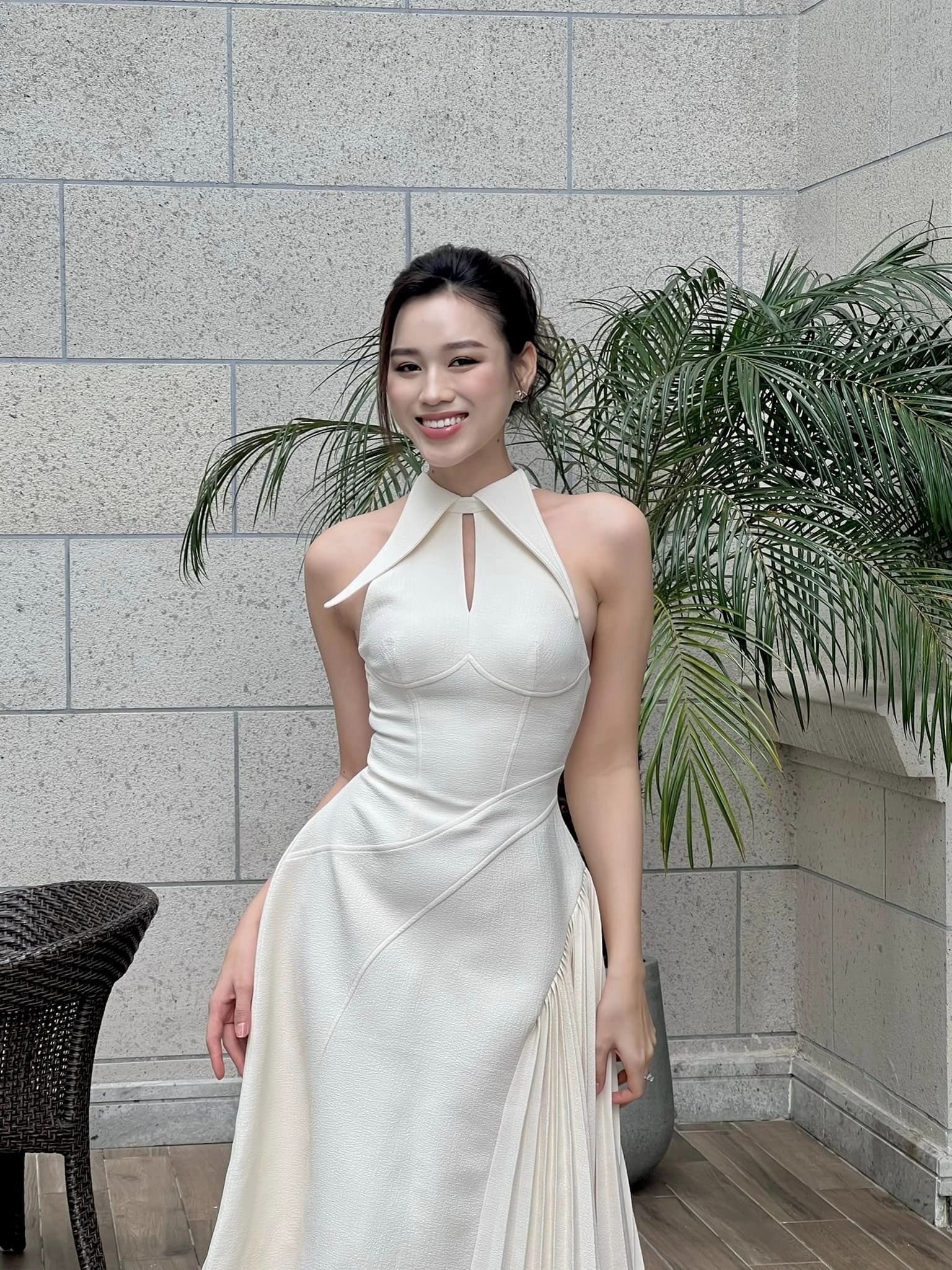 Hoa hậu Đỗ Thị Hà chuộng váy siêu ngắn, khoe chân dài 1m11  - 9