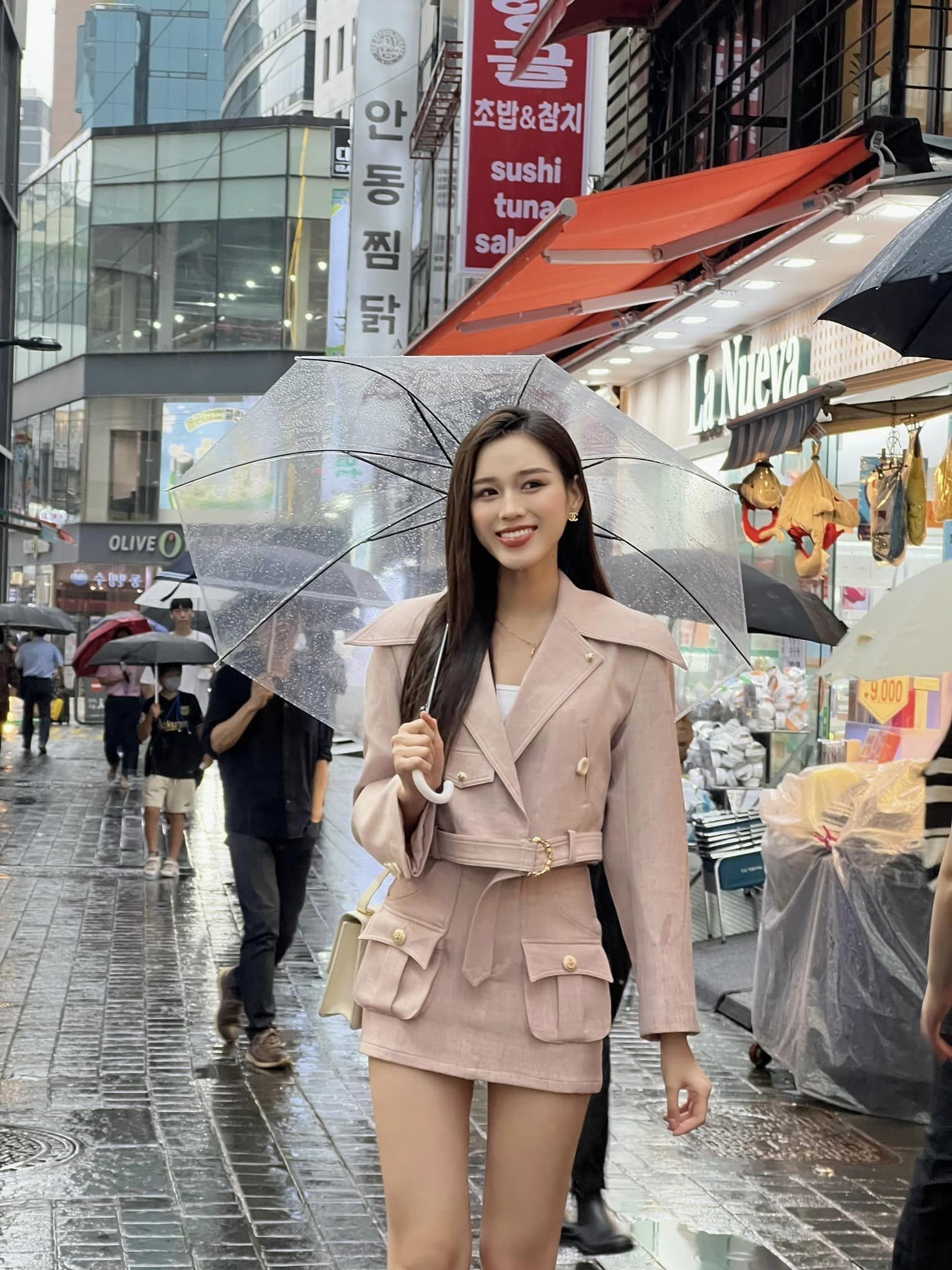Hoa hậu Đỗ Thị Hà chuộng váy siêu ngắn, khoe chân dài 1m11  - 2