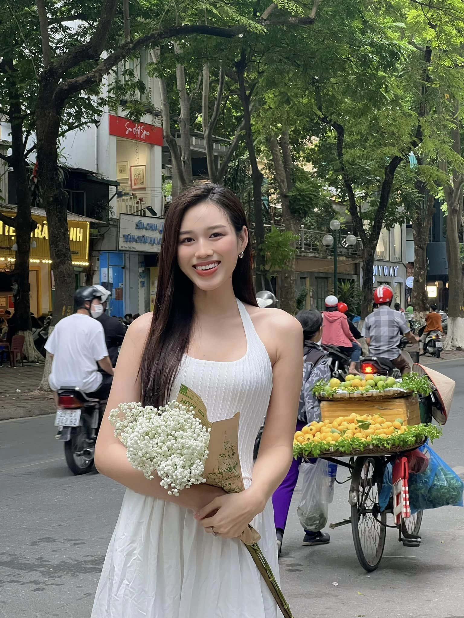 Hoa hậu Đỗ Thị Hà chuộng váy siêu ngắn, khoa trương người mẫu 1m11  - 12