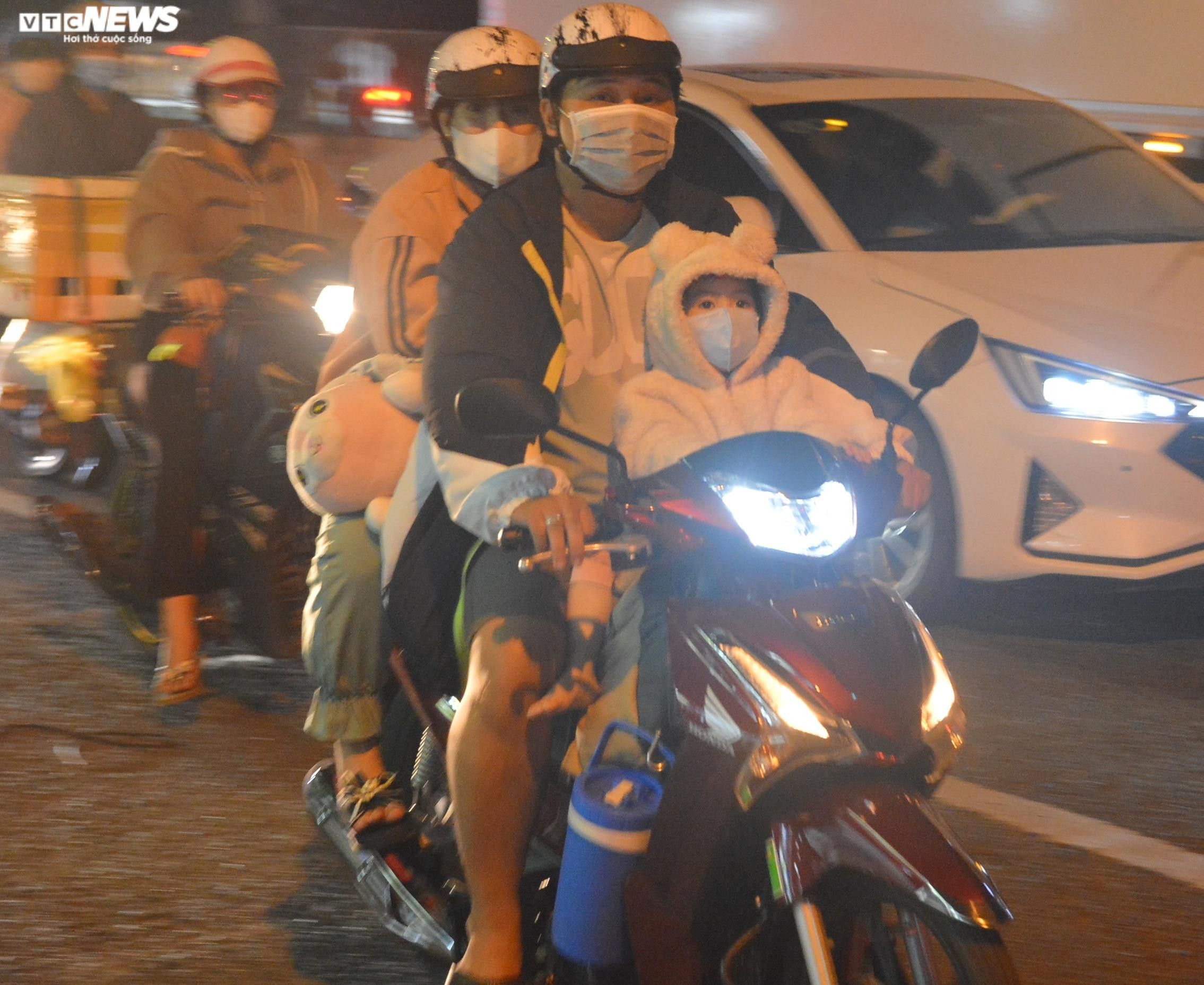 Tránh tắc đường, người dân miền Tây ùn ùn đổ về quê khi tối muộn - 7