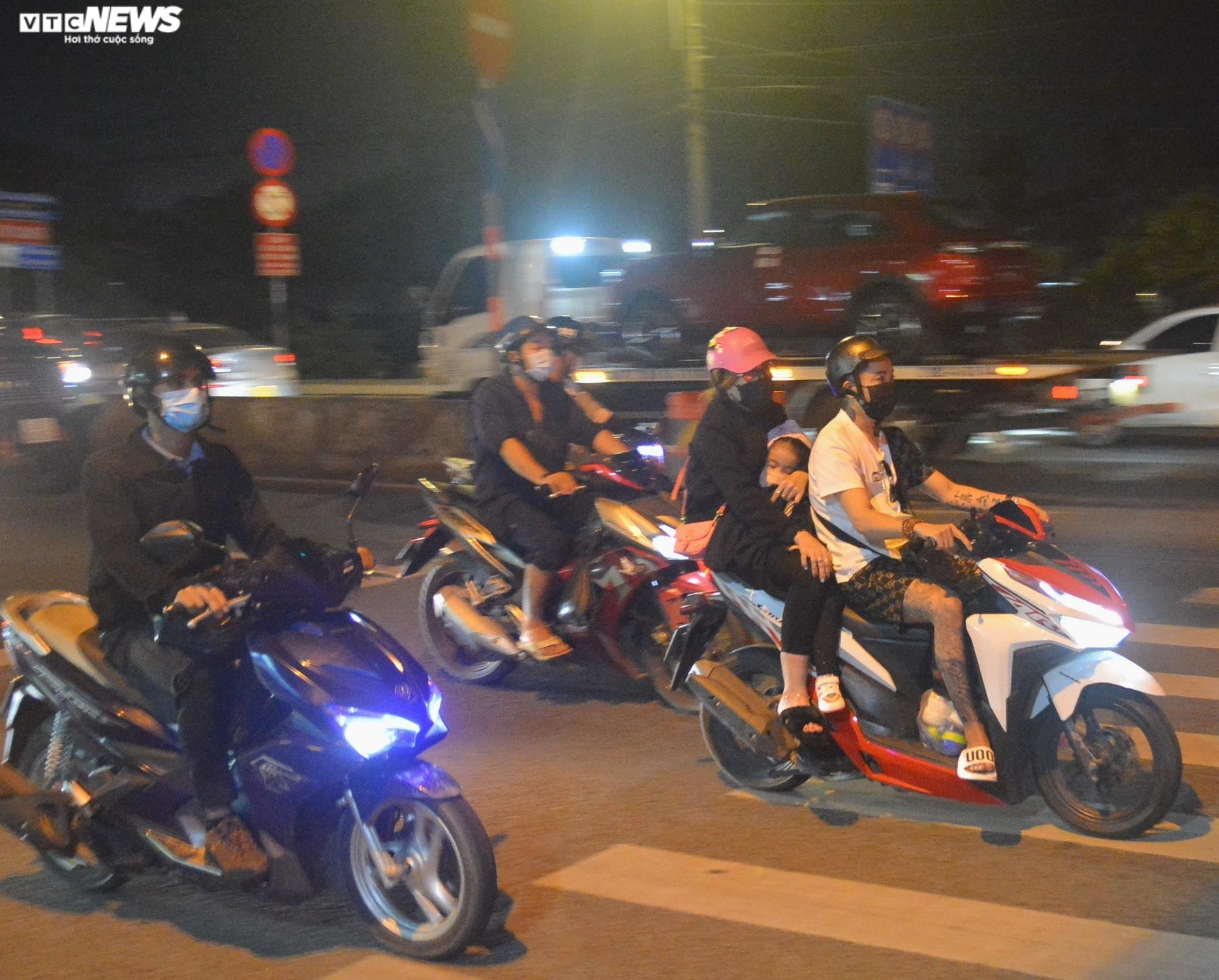 Tránh tắc đường, người dân miền Tây ùn ùn đổ về quê khi tối muộn - 8