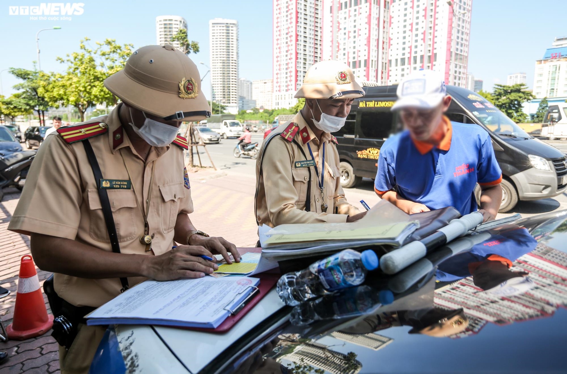 Gọi điện cầu cứu khắp nơi, tài xế đón trả khách sai quy định vẫn bị phạt nặng - 11