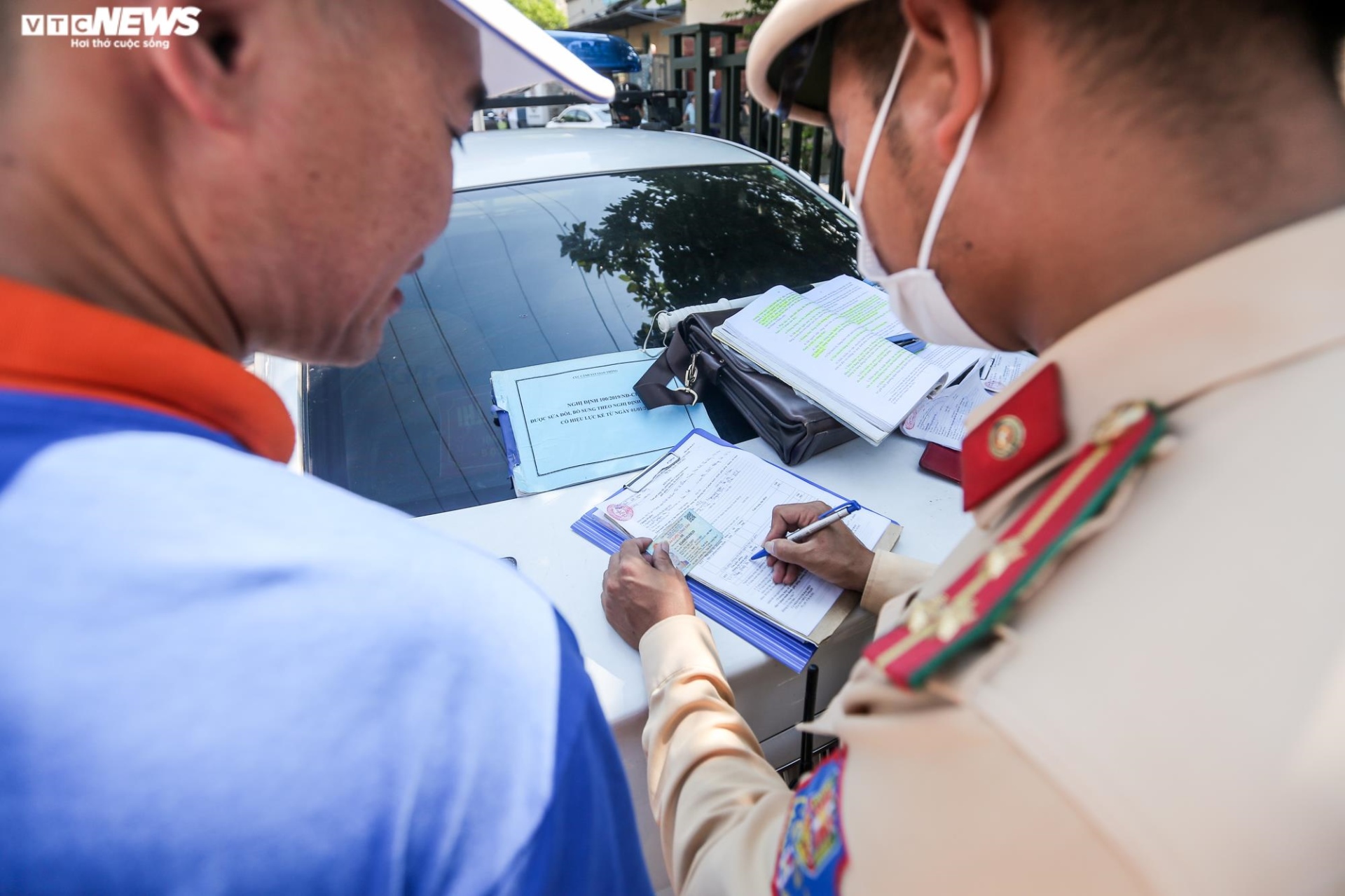 Gọi điện cầu cứu khắp nơi, tài xế đón trả khách sai quy định vẫn bị phạt nặng - 12
