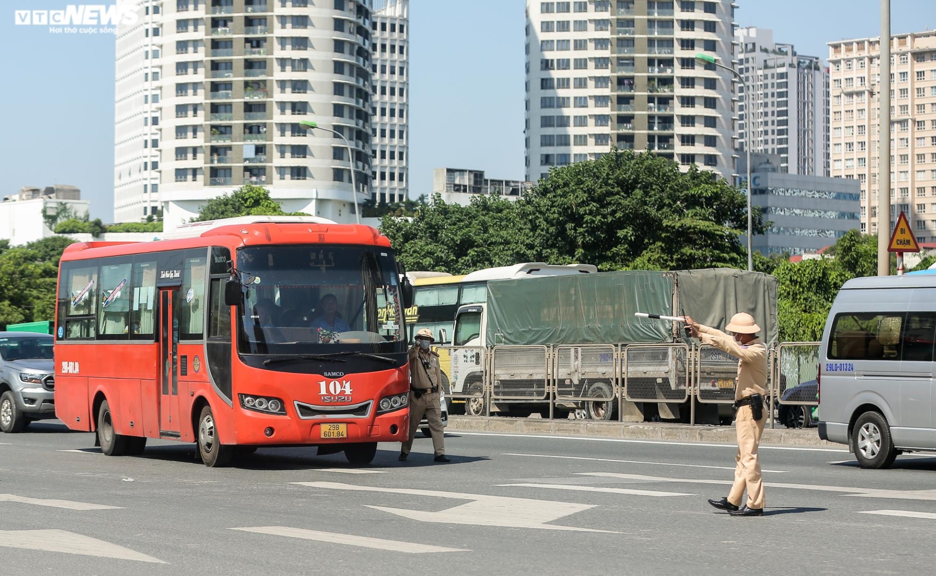 Gọi điện cầu cứu khắp nơi, tài xế đón trả khách sai quy định vẫn bị phạt nặng - 1