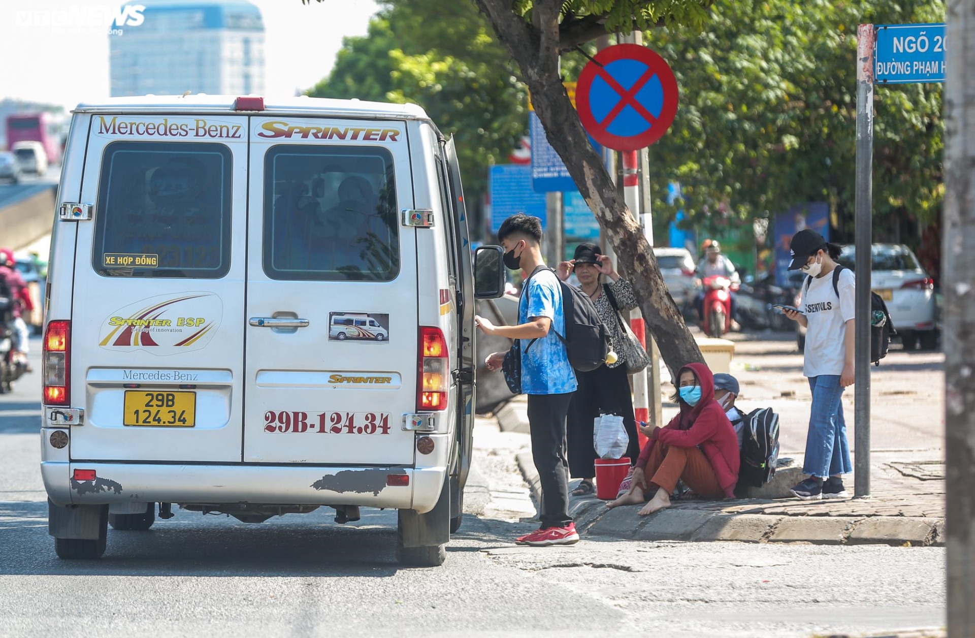 Gọi điện cầu cứu khắp nơi, tài xế đón trả khách sai quy định vẫn bị phạt nặng - 5