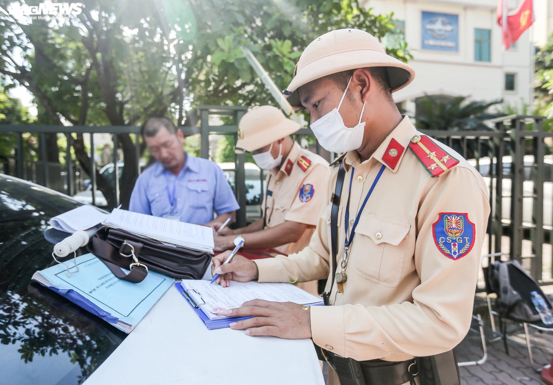 Gọi điện cầu cứu khắp nơi, tài xế đón trả khách sai quy định vẫn bị phạt nặng - 14