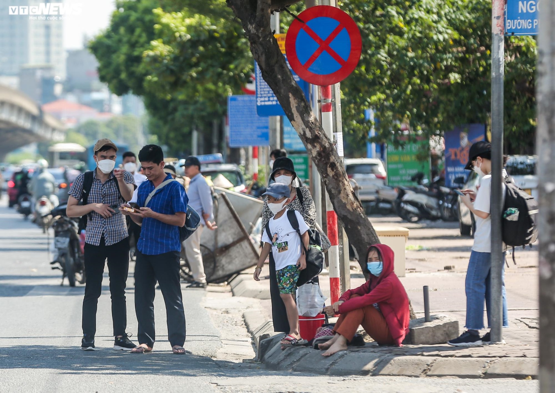 Gọi điện cầu cứu khắp nơi, tài xế đón trả khách sai quy định vẫn bị phạt nặng - 4