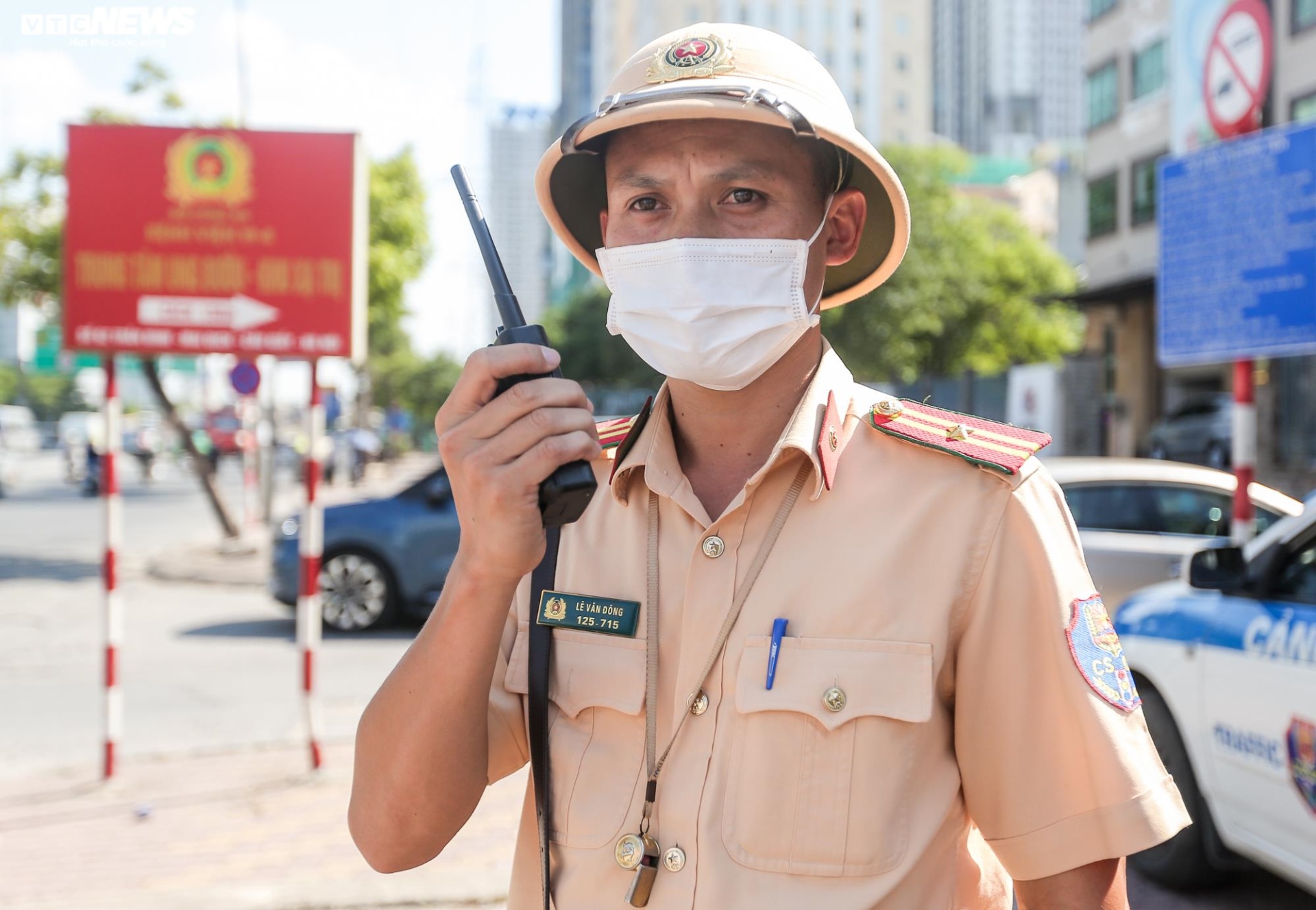 Gọi điện cầu cứu khắp nơi, tài xế đón trả khách sai quy định vẫn bị phạt nặng - 17