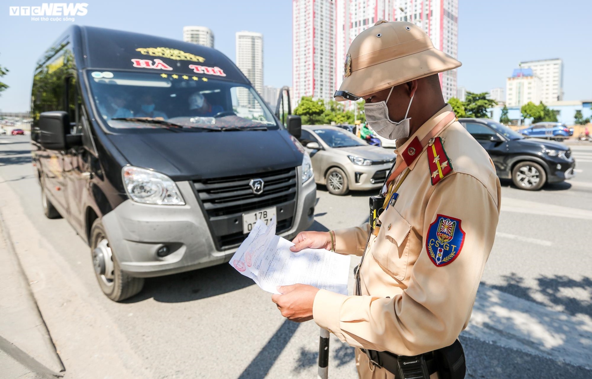 Gọi điện cầu cứu khắp nơi, tài xế đón trả khách sai quy định vẫn bị phạt nặng - 9