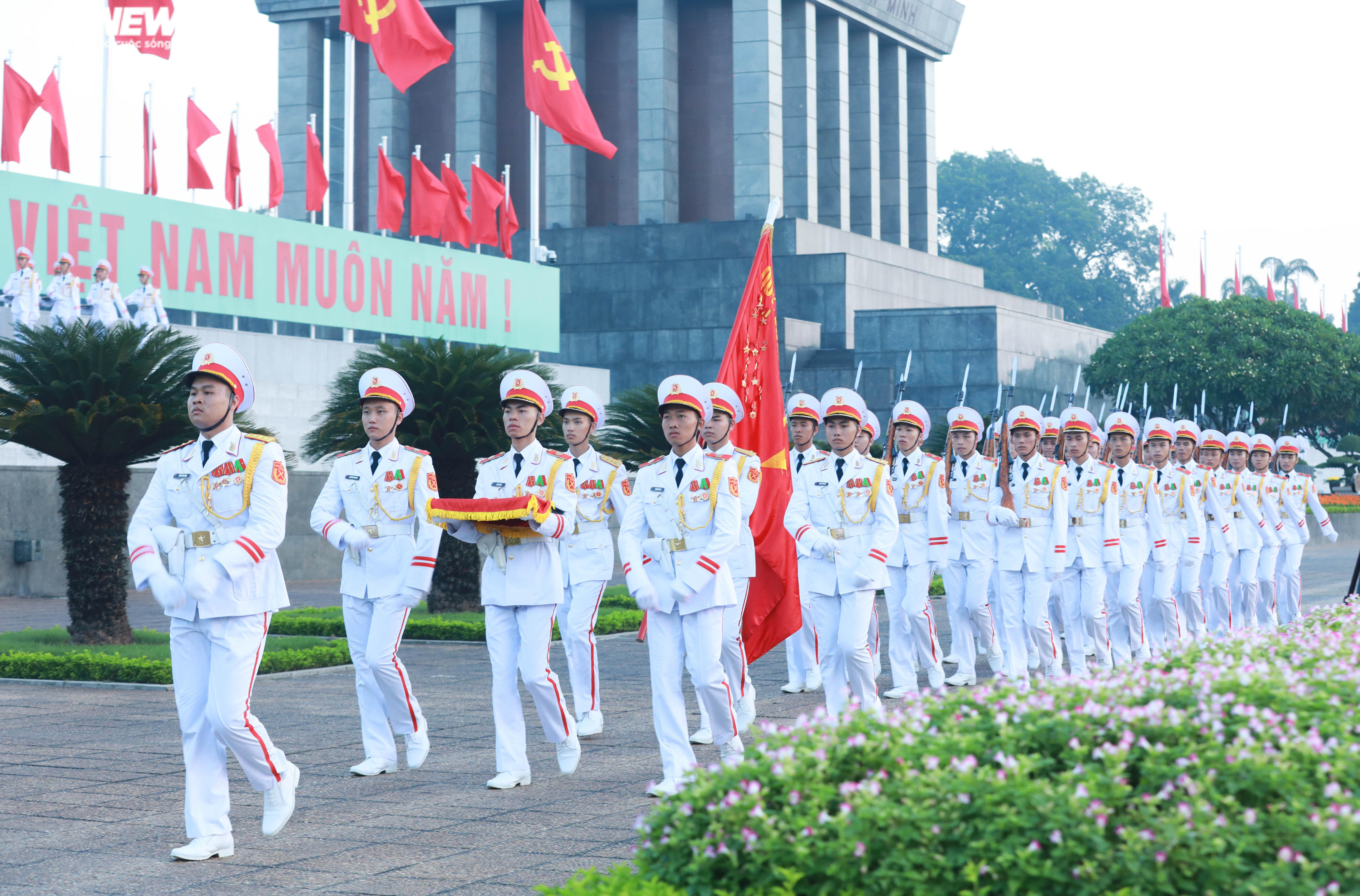 Thiêng liêng nghi lễ thượng cờ mừng Quốc khánh 2/9 trên Quảng trường Ba Đình - 17