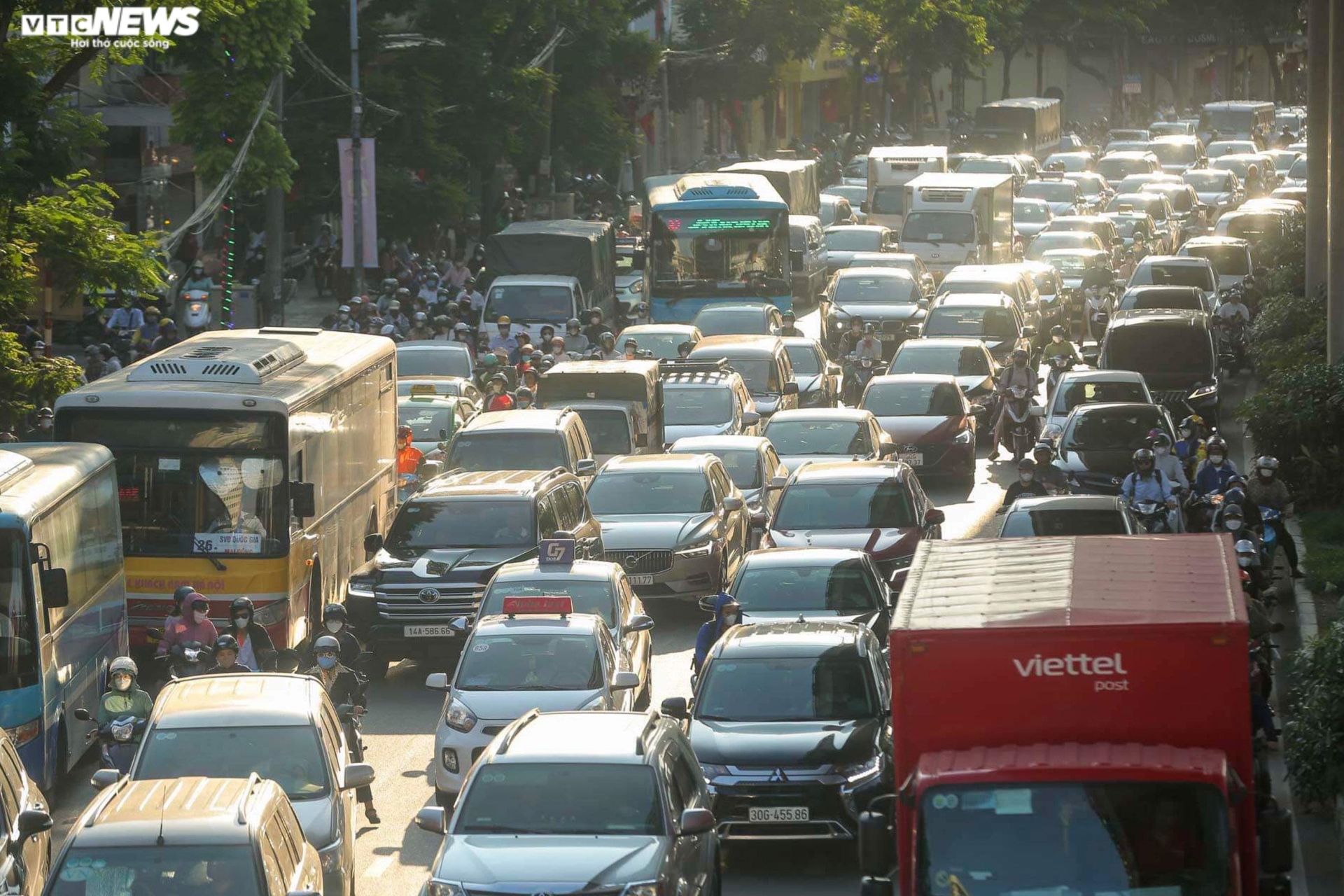 Người dân lỉnh kỉnh hành lý rời Hà Nội nghỉ lễ dài ngày - 12