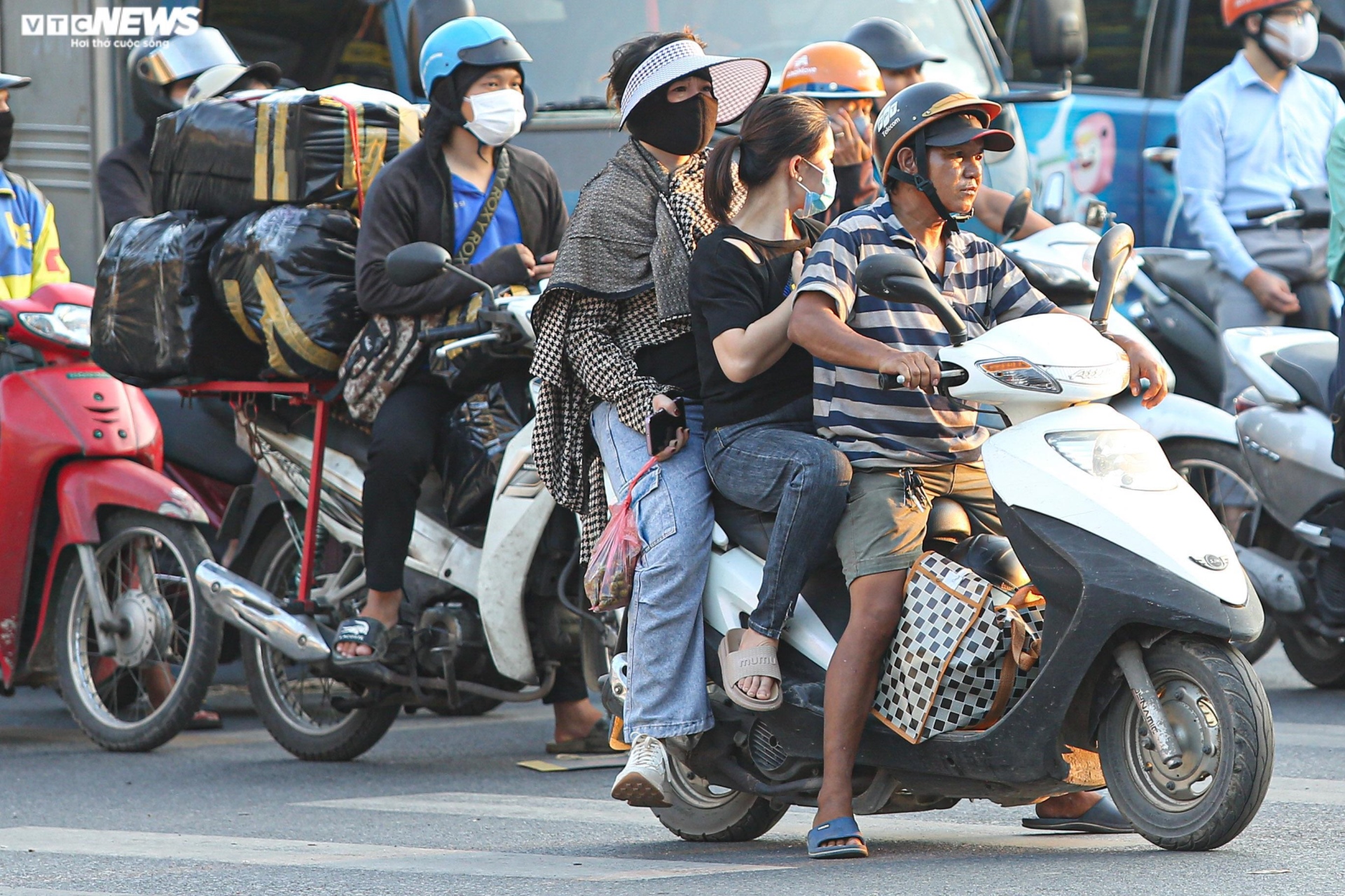 Người dân lỉnh kỉnh hành lý rời Hà Nội nghỉ lễ dài ngày - 9