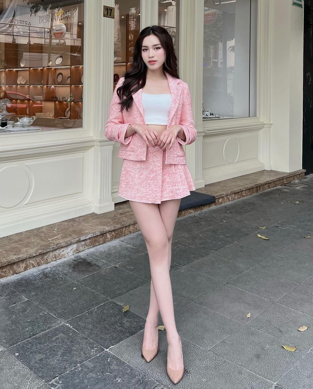 Hoa hậu Đỗ Thị Hà chuộng váy siêu ngắn, khoe chân dài 1m11  - 6