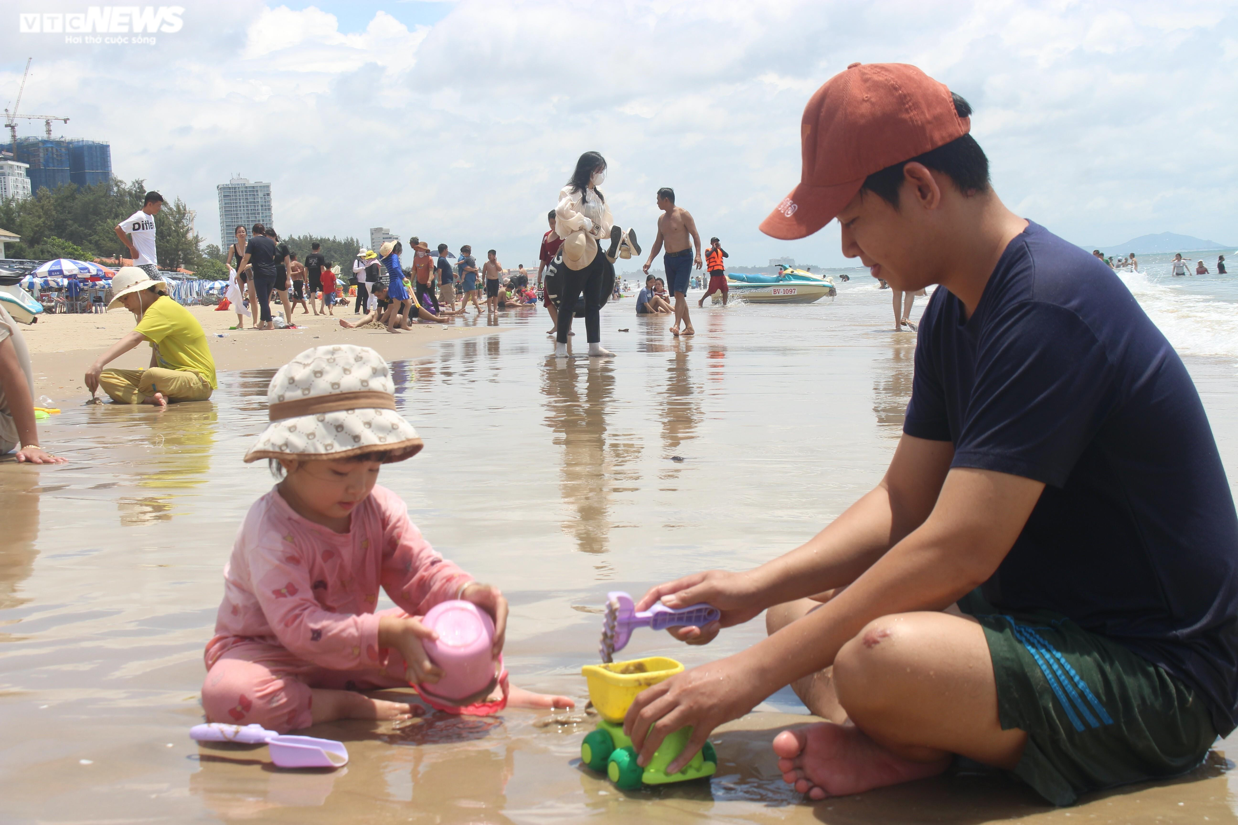 Biển Vũng Tàu thưa thớt, dịch vụ cho thuê mô tô nước ngồi 'hóng' khách - 2