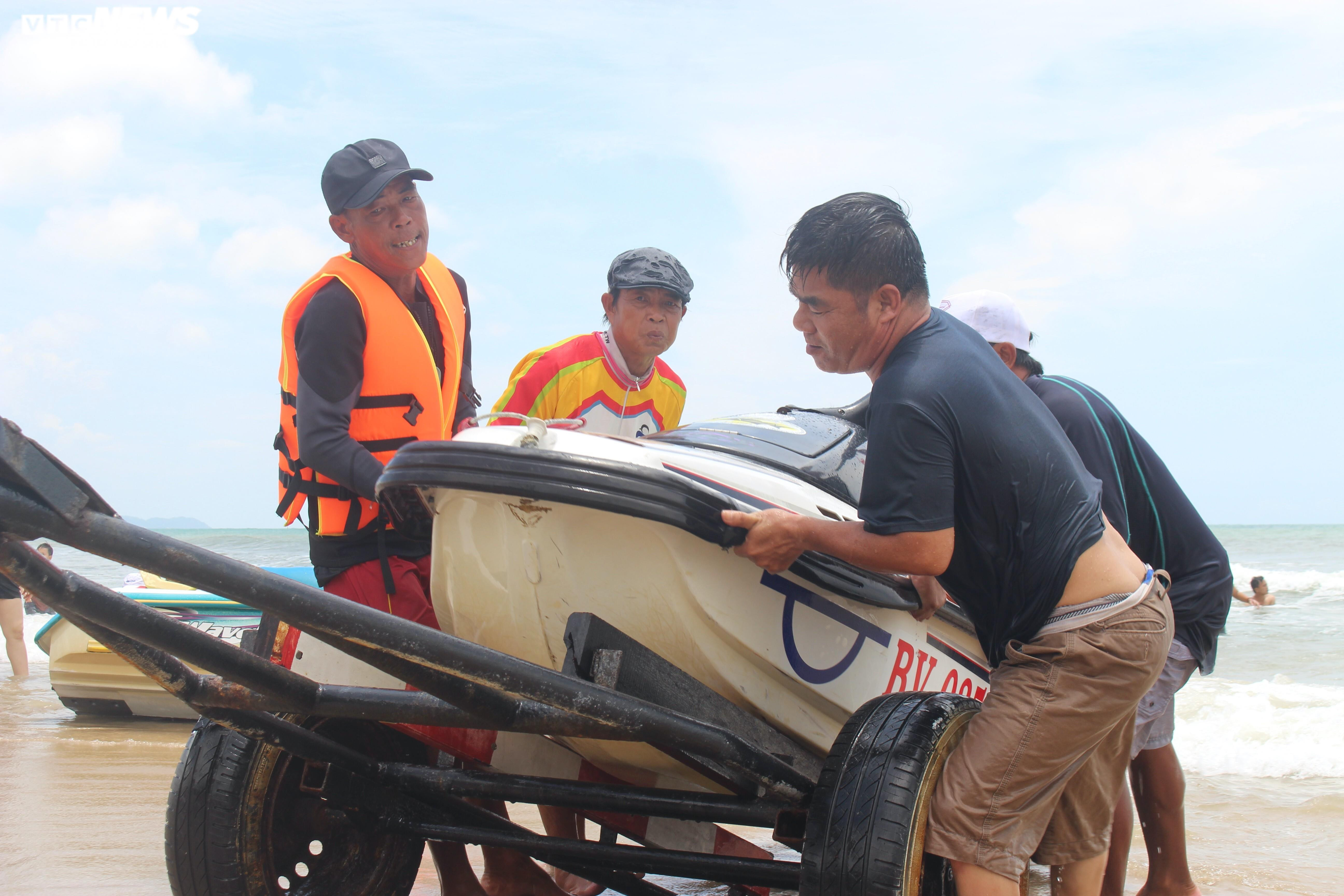 Biển Vũng Tàu thưa thớt, dịch vụ cho thuê mô tô nước ngồi 'hóng' khách - 6