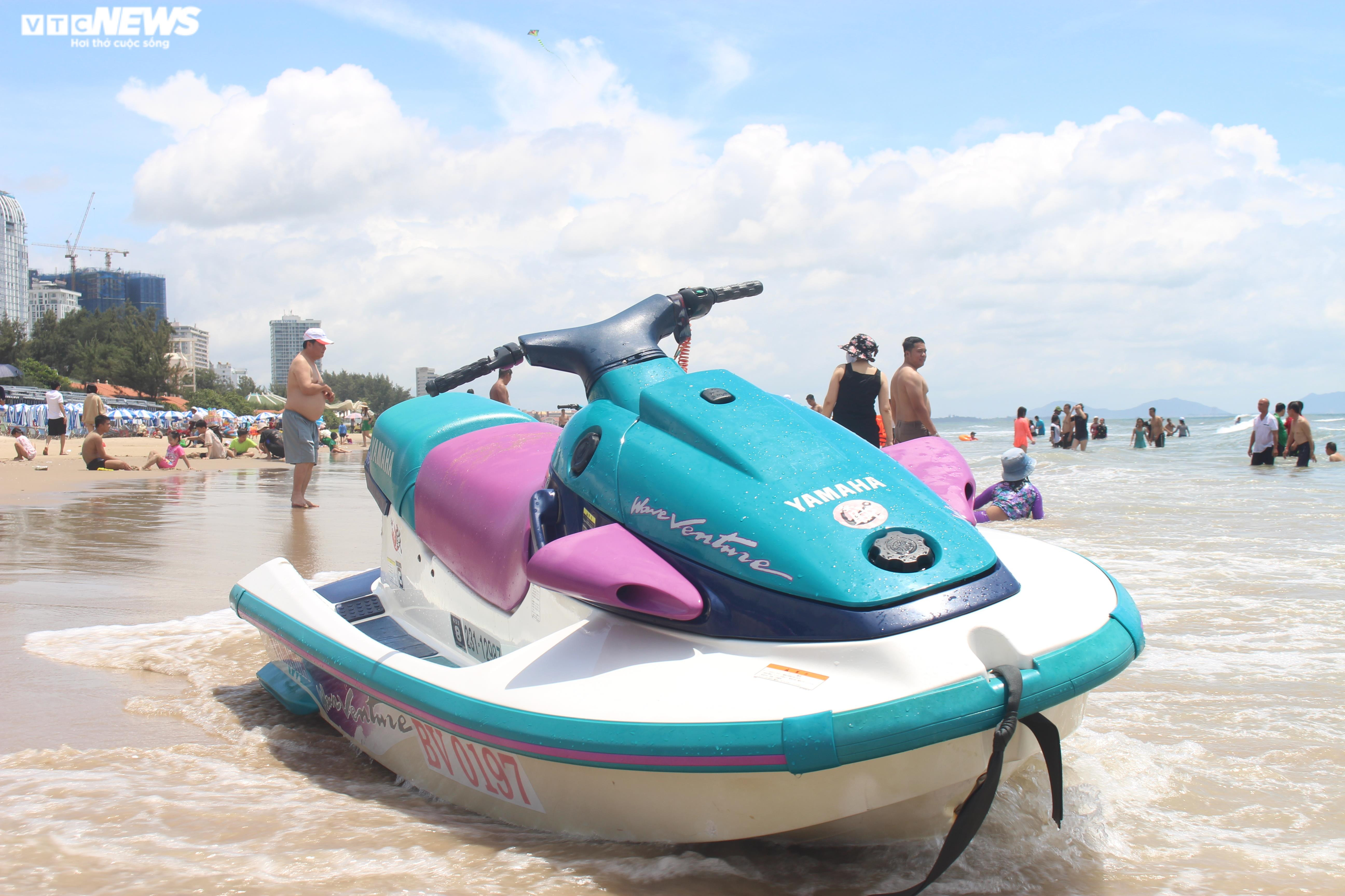 Biển Vũng Tàu thưa thớt, dịch vụ cho thuê mô tô nước ngồi 'hóng' khách - 7