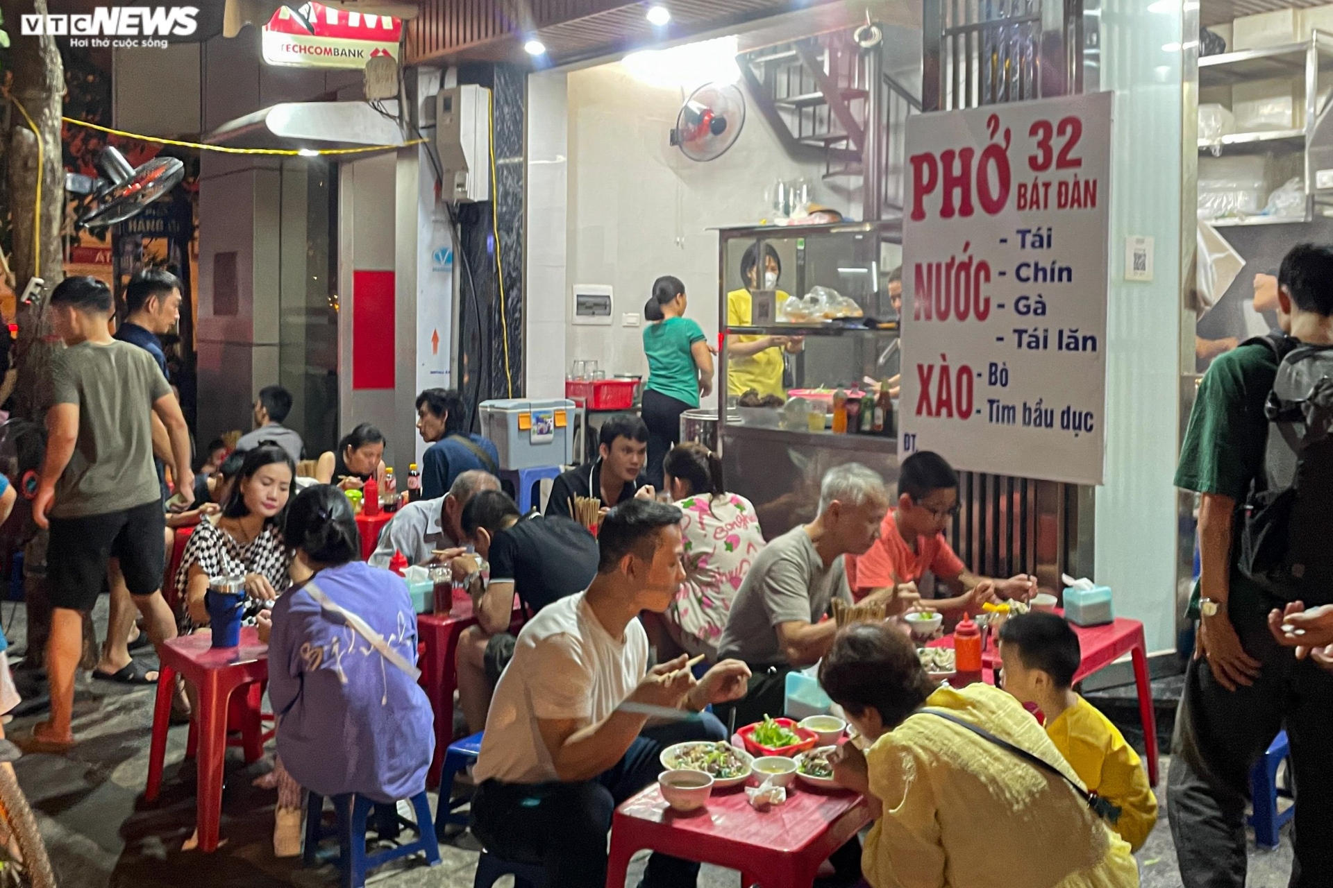 Hàng quán vỉa hè phố cổ Hà Nội chật kín khách dịp nghỉ lễ Quốc khánh - 8