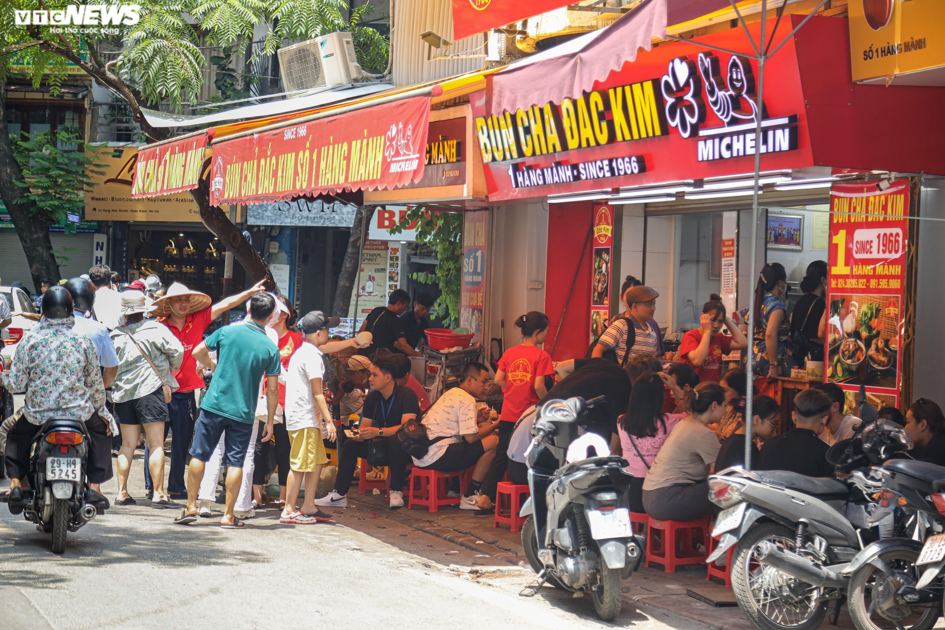 Hàng quán vỉa hè phố cổ Hà Nội chật kín khách dịp nghỉ lễ Quốc khánh - 5