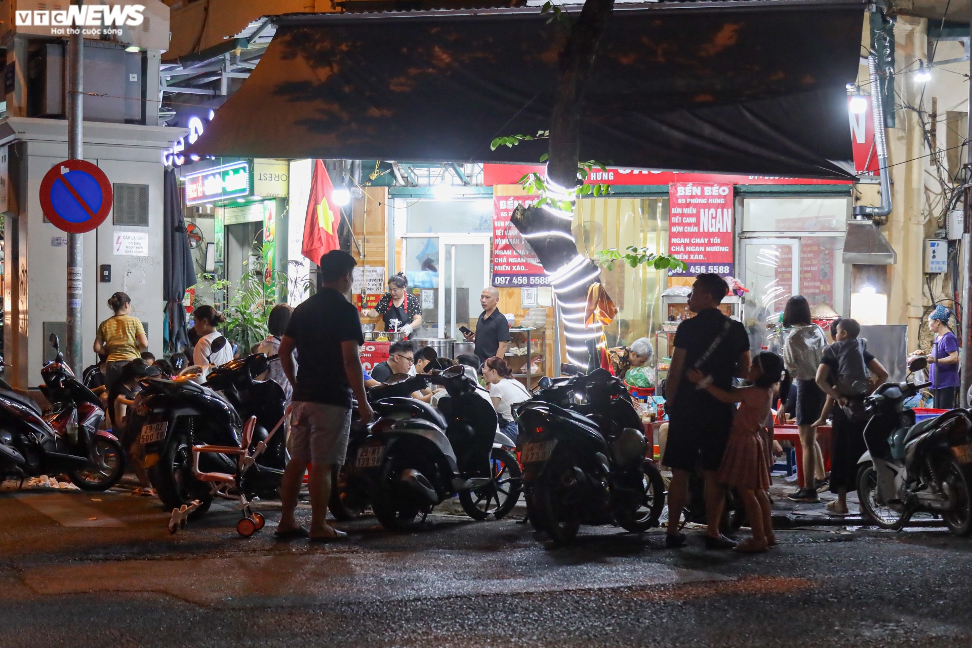 Hàng quán vỉa hè phố cổ Hà Nội chật kín khách dịp nghỉ lễ Quốc khánh - 9