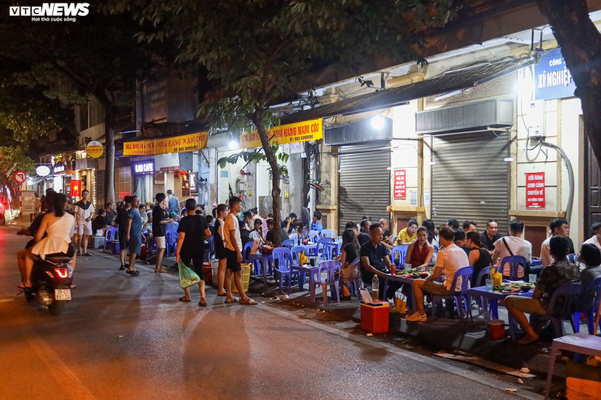 Hàng quán vỉa hè phố cổ Hà Nội chật kín khách dịp nghỉ lễ Quốc khánh - 10