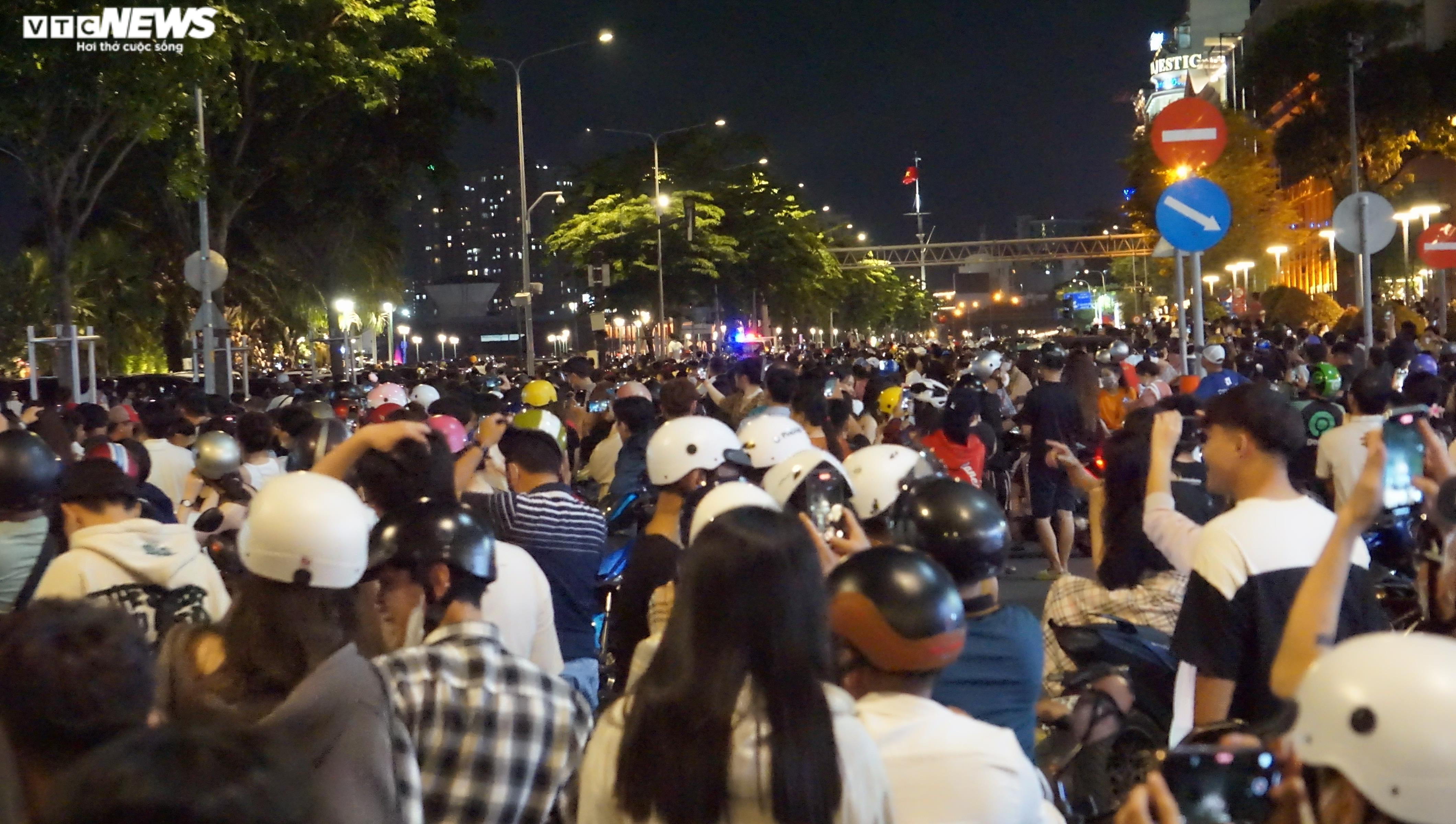 Bầu trời TP.HCM rực sáng pháo hoa mừng ngày Quốc khánh 2/9 - 11