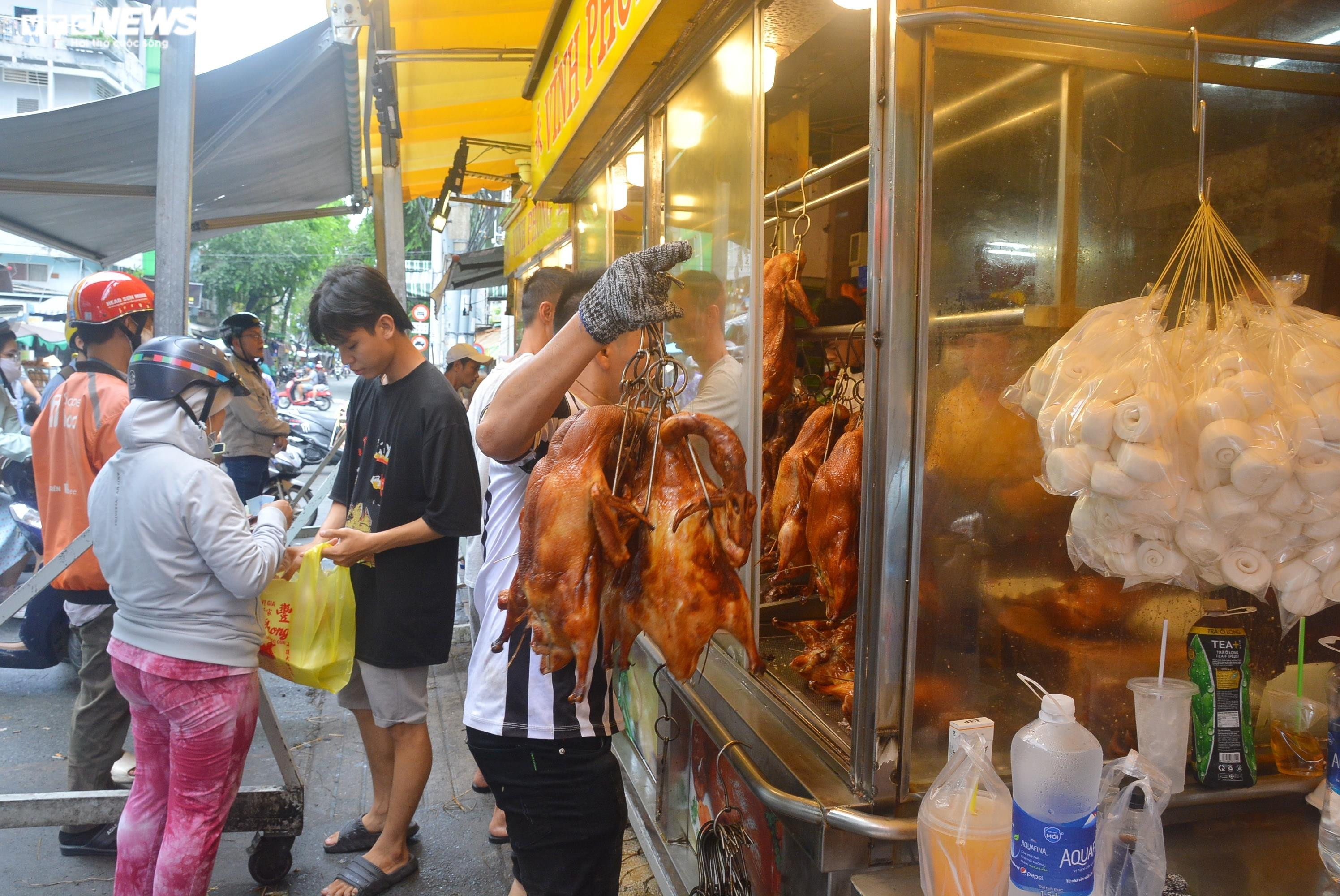 Phố vịt quay ở TP.HCM tấp nập dịp lễ Quốc khánh, có tiệm bán nghìn con mỗi ngày - 3