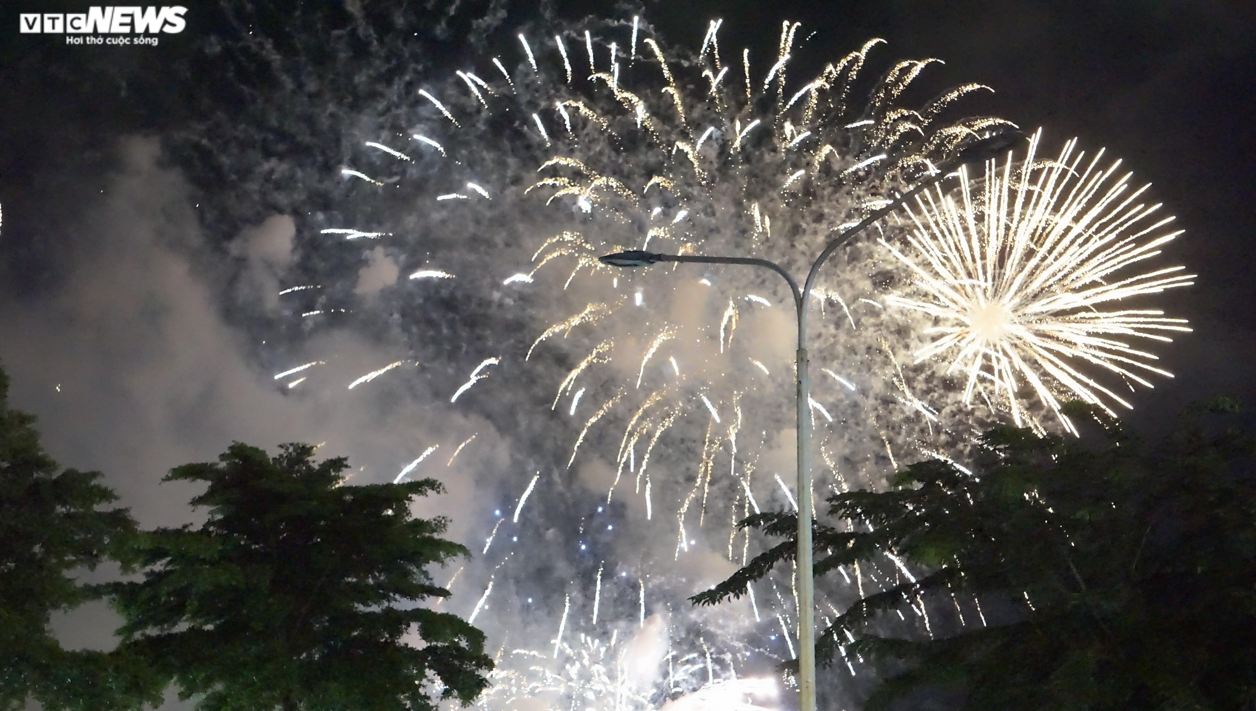 Bầu trời TP.HCM rực sáng pháo hoa mừng ngày Quốc khánh 2/9 - 4