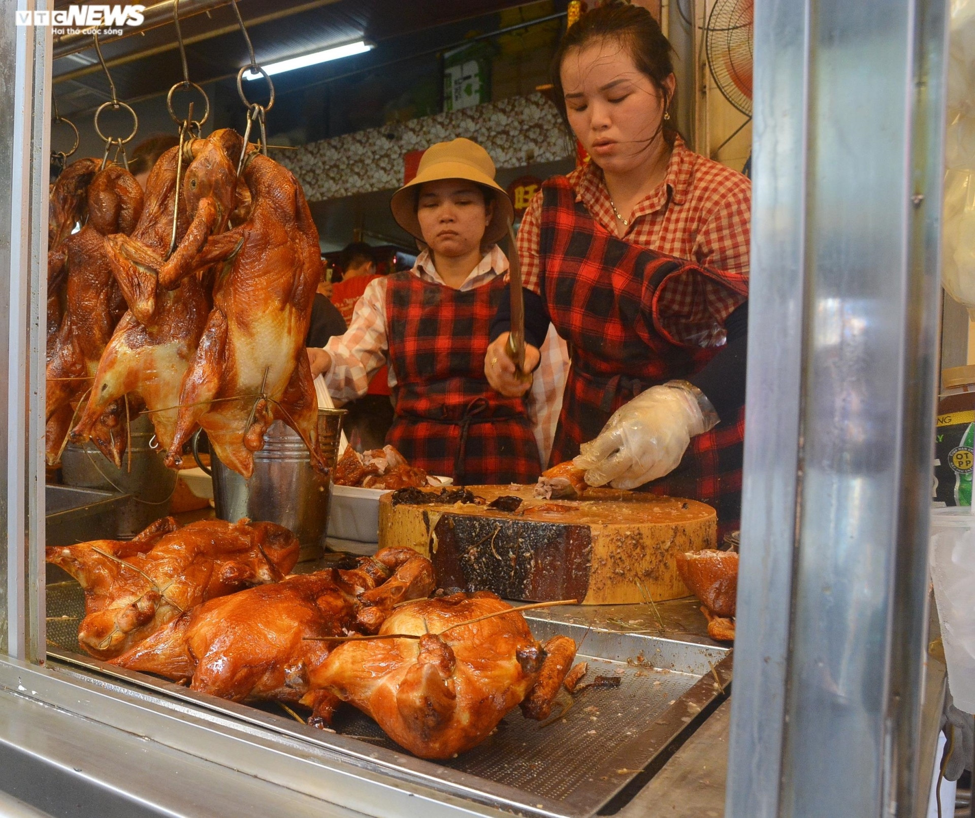 Phố vịt quay ở TP.HCM tấp nập dịp lễ Quốc khánh, có tiệm bán nghìn con mỗi ngày - 4
