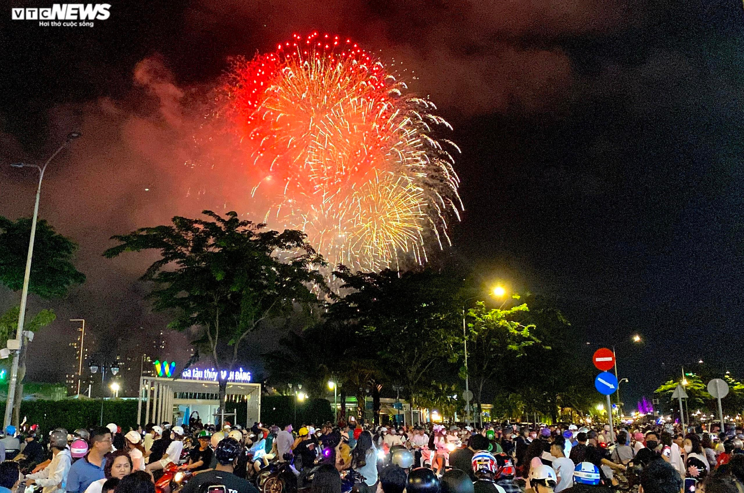 Bầu trời TP.HCM rực sáng pháo hoa mừng ngày Quốc khánh 2/9 - 10