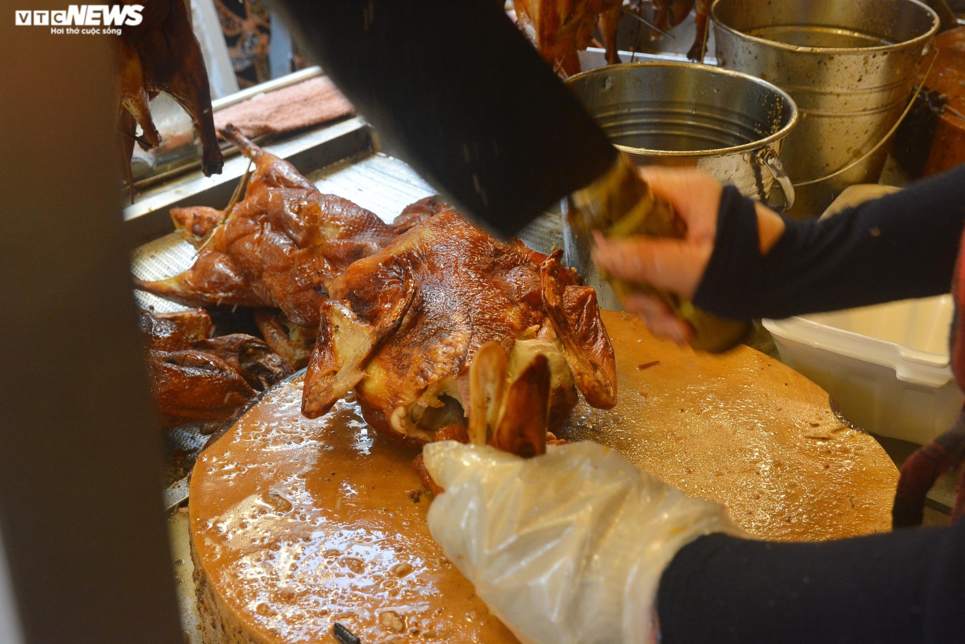 Phố vịt quay ở TP.HCM tấp nập dịp lễ Quốc khánh, có tiệm bán nghìn con mỗi ngày - 5