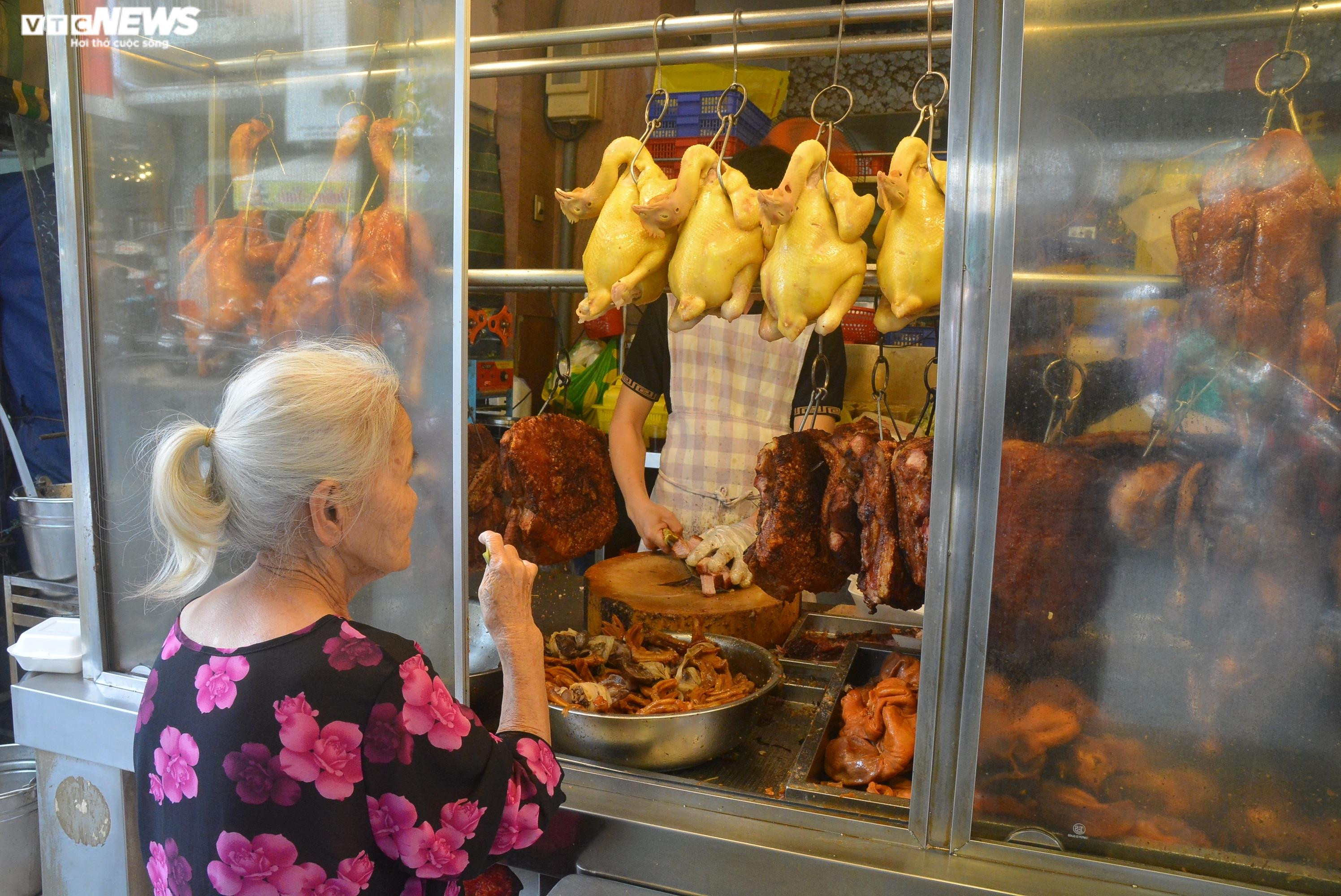 Phố vịt quay ở TP.HCM tấp nập dịp lễ Quốc khánh, có tiệm bán nghìn con mỗi ngày - 6