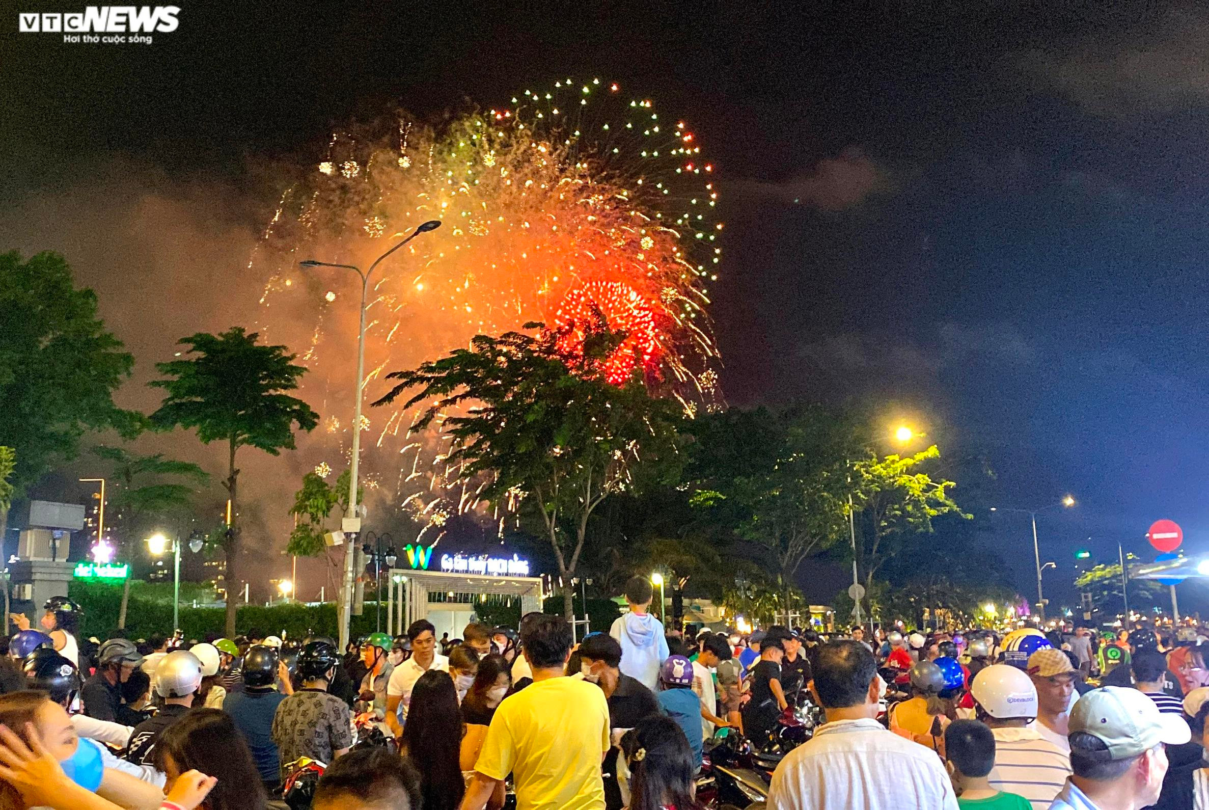 Bầu trời TP.HCM rực sáng pháo hoa mừng ngày Quốc khánh 2/9 - 9