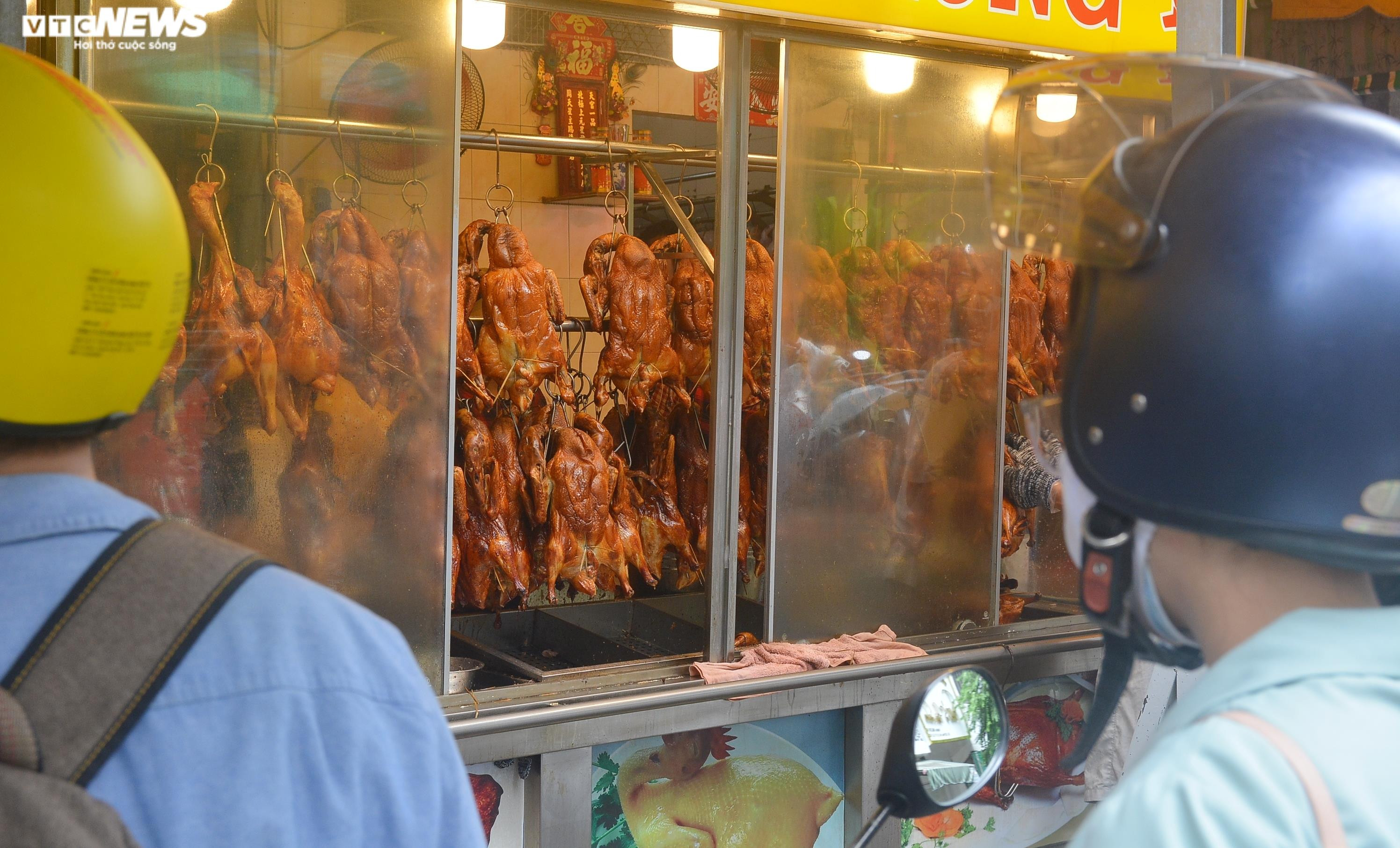 Phố vịt quay ở TP.HCM tấp nập dịp lễ Quốc khánh, có tiệm bán nghìn con mỗi ngày - 8