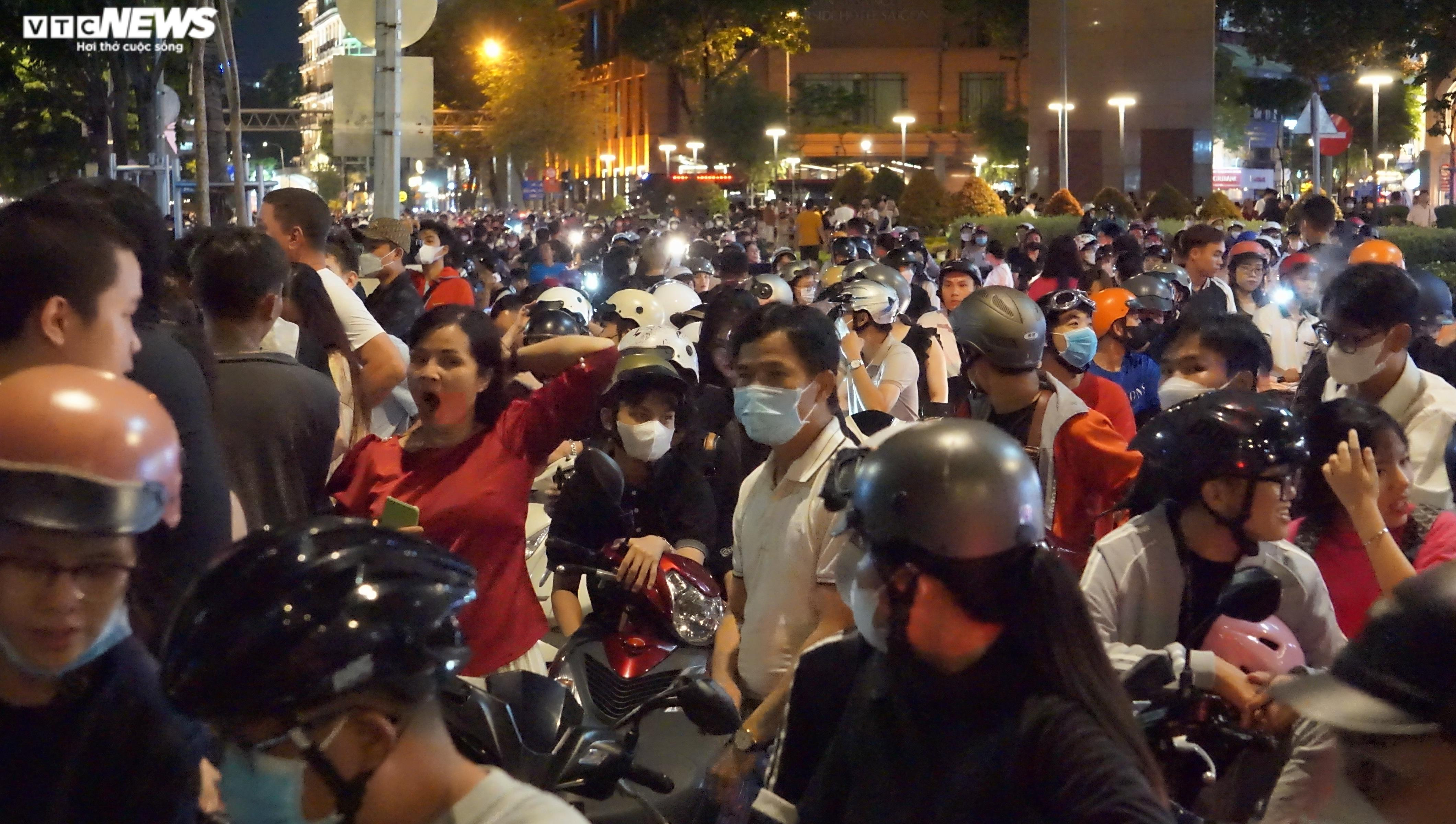 Bầu trời TP.HCM rực sáng pháo hoa mừng ngày Quốc khánh 2/9 - 12