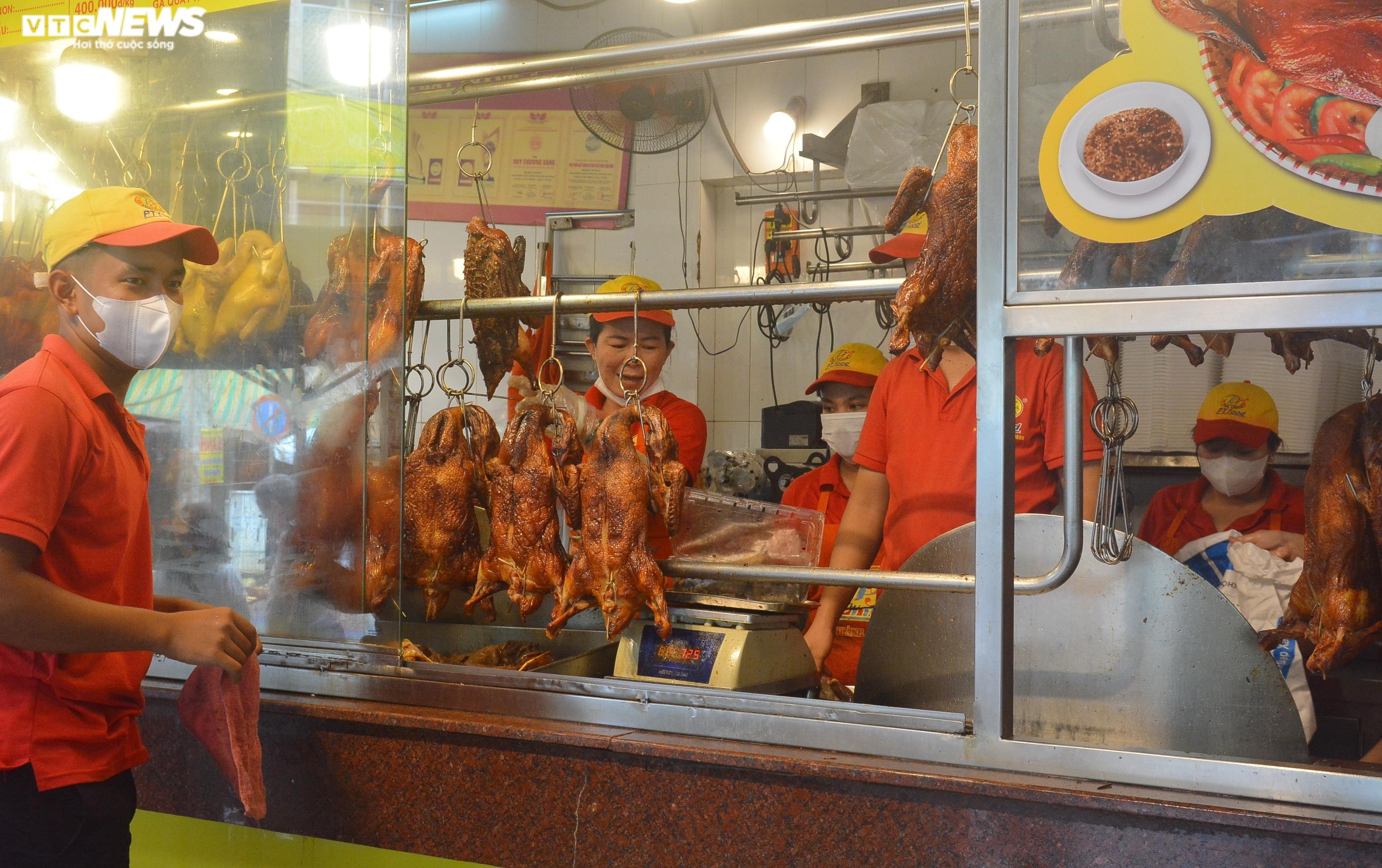 Phố vịt quay ở TP.HCM tấp nập dịp lễ Quốc khánh, có tiệm bán nghìn con mỗi ngày - 10