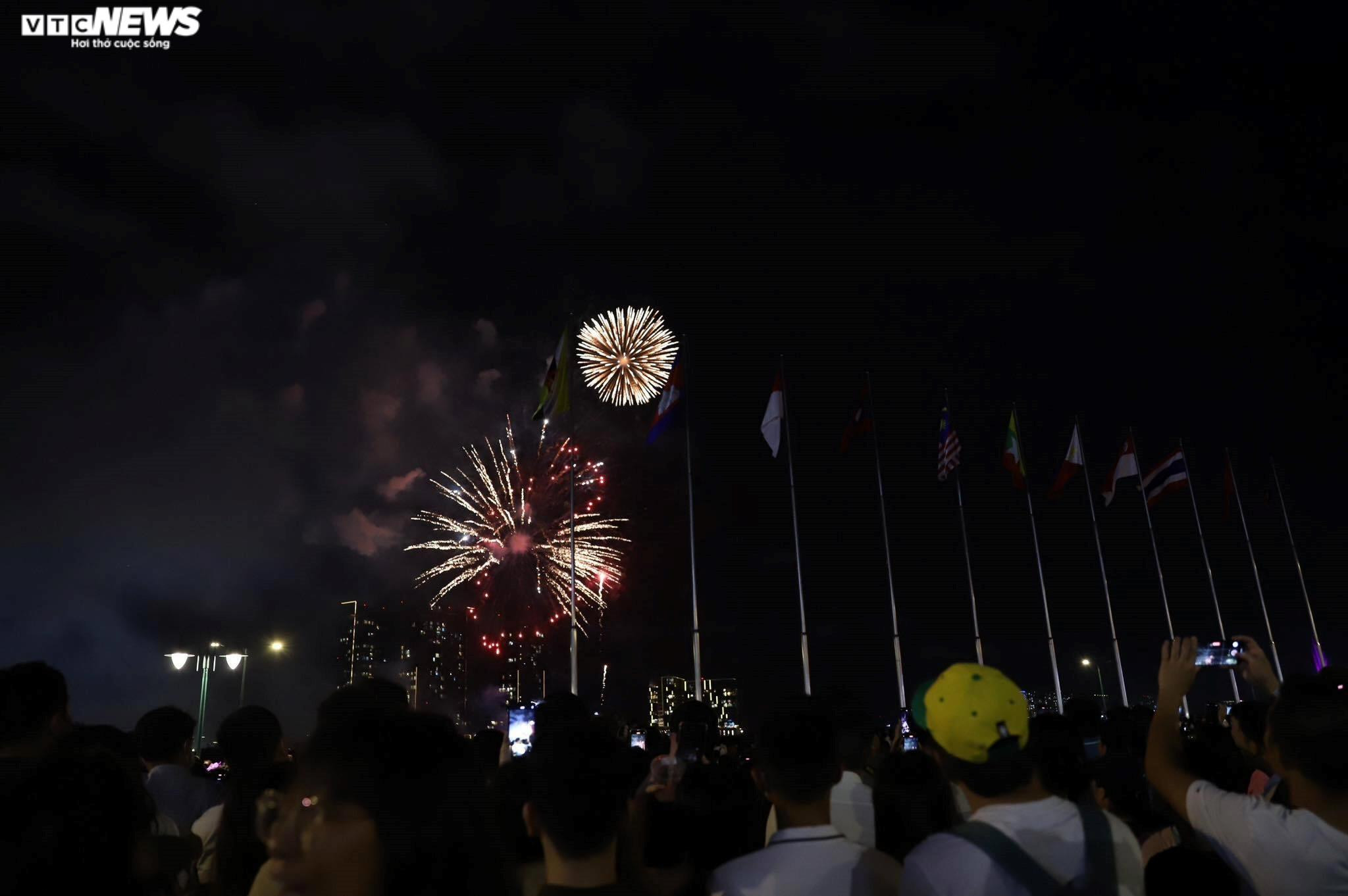 Bầu trời TP.HCM rực sáng pháo hoa mừng ngày Quốc khánh 2/9 - 5