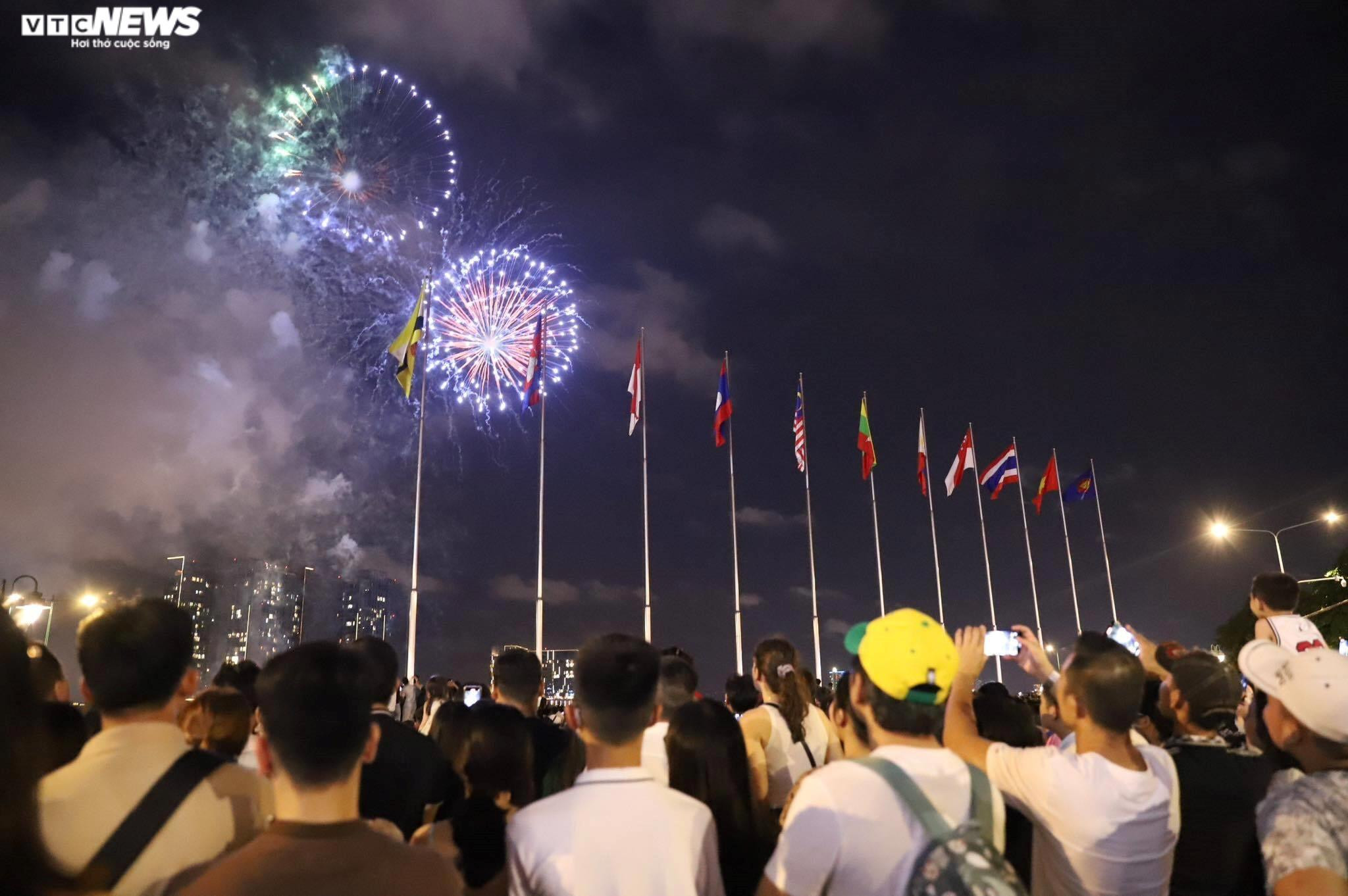 Bầu trời TP.HCM rực sáng pháo hoa mừng ngày Quốc khánh 2/9 - 7